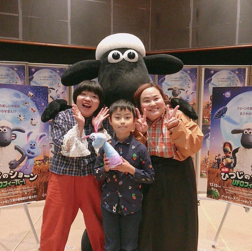 おかずクラブのインスタグラム：「こんばんわ！ オカリナです。  映画「ひつじのショーン」テレビスポットアフレコイベント（私たちが声優やってる訳ではないよ)に参加してきました！  メンバーは、 市川右近くんと おかずクラブ！！ セリフは、ほぼない映画だけど老若男女誰でも楽しめる作品でした！！ 公開されたら是非映画館でご覧ください🎦  #ひつじのショーン  #UFOフィーバー  #市川右近くん  #私たちが声優やってるわけではないよ！！！」