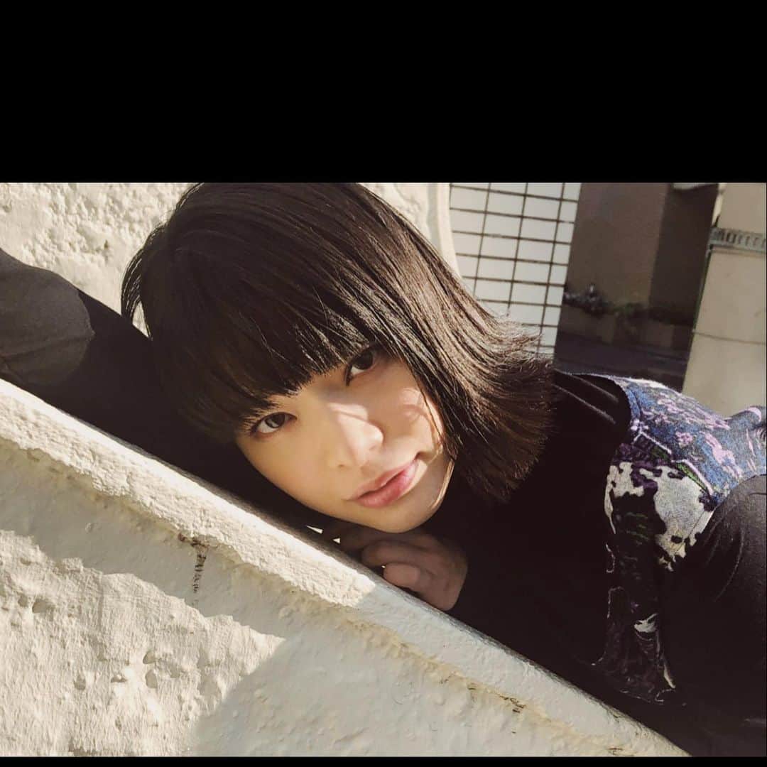 岸井ゆきののインスタグラム：「本日11/12発売の サンデー毎日に出ています☺️ 舞台『月の獣』について話しました！ 今はそれの稽古をしています。 稽古場だけ時間が過ぎる速さがちがうと思う。 一呼吸したらもう外が暗くなってるのよ。ほんと。 なんかゆがんでる、時間のヒズミに居る。 それくらいギュッッとした時間を過ごしてます。 幕が開いたら観にきてね。 チケット発売中です。  今回サンデー毎日のカメラマンは南阿沙美さんです✨ 楽しい撮影でした。 （⚠️この写真は！マネージャーさんが撮ってくれました☺️） ぜひ誌面で見てくださいね📕」
