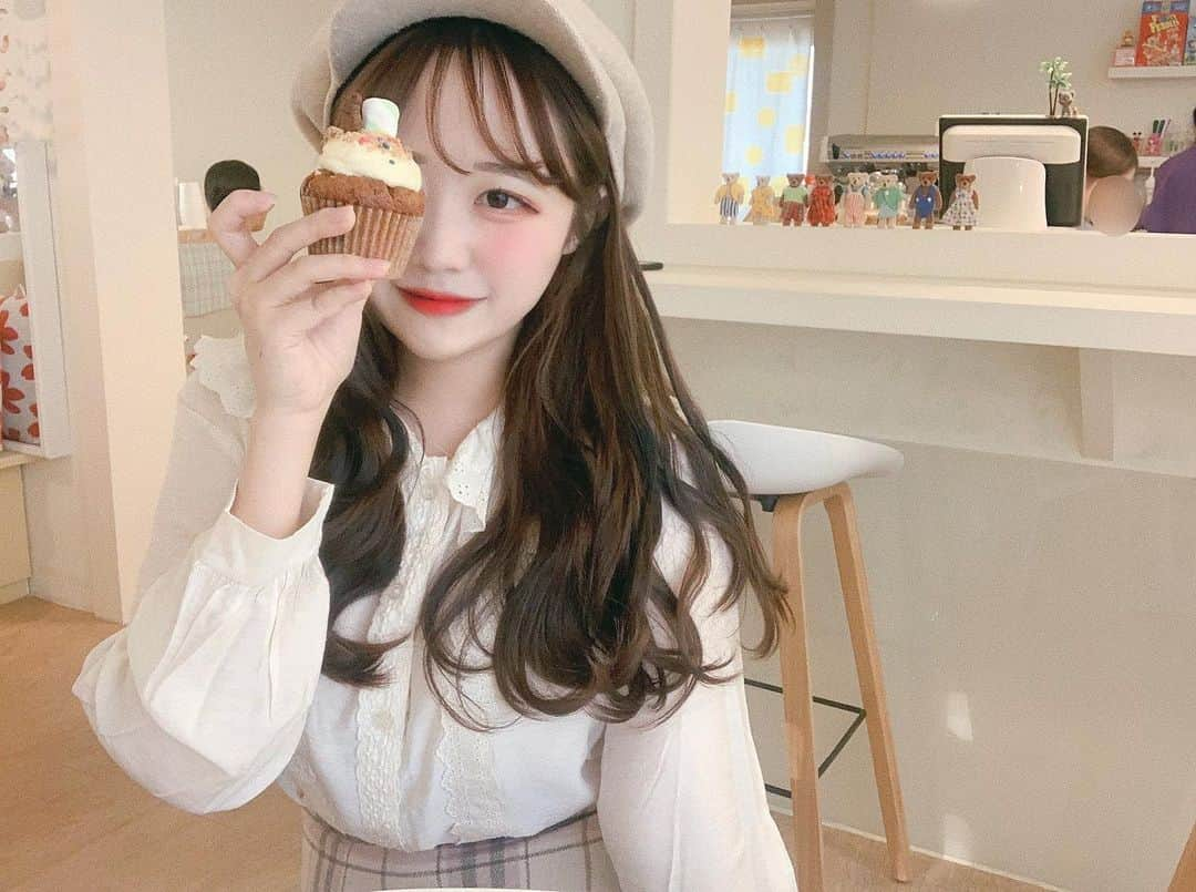 ユンジュのインスタグラム：「안녕 🧁💛」