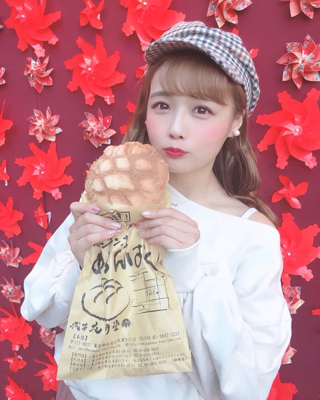 のインスタグラム：「. . 浅草で大きいメロンパン食べた☺️ これ浅草行くと毎回食べちゃう！ . . . 化粧ポーチ忘れちゃって、 急遽 @maquillage_jp の リップ買ってみたんだけど良き💗 . . . 👗トップス @niceclaup_official_ . 👗インナー @whoswhochico . 🧢キャスケット @zara . . . . #浅草 #浅草巡り #浅草食べ歩き #浅草グルメ #メロンパン #私服 #coordinate #niceclaup #whoswhochico #zara #love #instagood #maquillage」