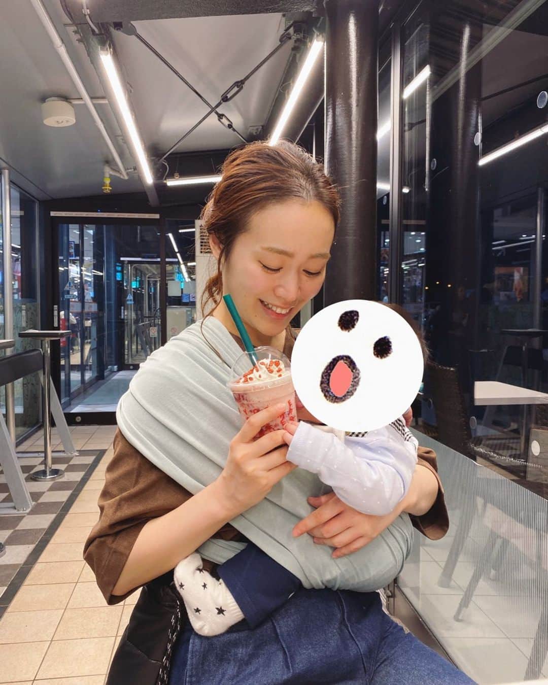 のインスタグラム：「おチビに狙われる﻿ #メリーストロベリーケーキフラペチーノ﻿ ﻿ ﻿ #starbucks#赤ちゃん#赤ちゃんのいる生活#育児#子育て#ワンオペ育児#大人カジュアル#カジュアルコーデ#シンプルコーデ#デニムコーデ#アラサーコーデ#30代ファッション#秋コーデ#ママコーデ#ユニクロコーデ#丁寧な暮らし#カフェ#カフェ巡り#スターバックス#スタバ#海老名サービスエリア#フラペチーノ#クリスマス」
