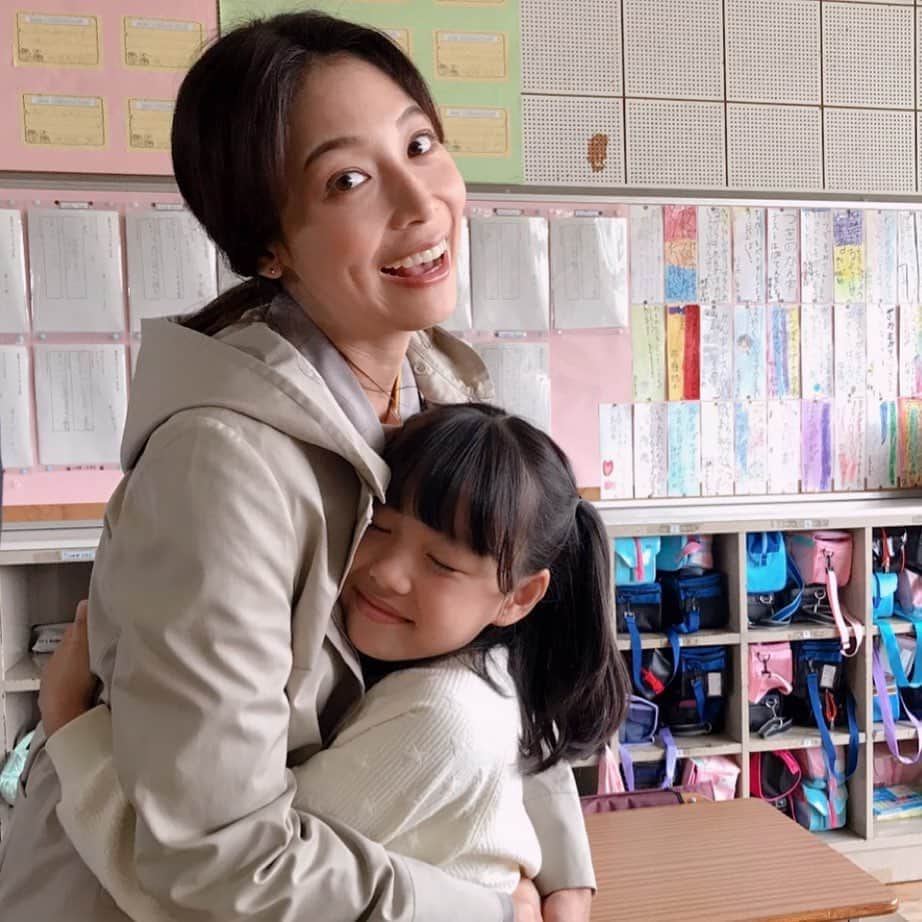 日本テレビ「同期のサクラ」さんのインスタグラム写真 - (日本テレビ「同期のサクラ」Instagram)「🌸#同期のサクラ 第6話は明日🌸 明日は #すみれ さんの回🙌 サクラ達が入社して5年。なんとすみれさんは #シングルマザー に💦 一方、娘の #つくし ちゃんはこのシーンであることを頑張ってくれました😁お疲れ様です🙇‍♂️ #11月13日放送 #相武紗季 #粟野咲莉 #頑張ったことは？💮 #オンエアで📺」11月12日 22時55分 - douki_sakura