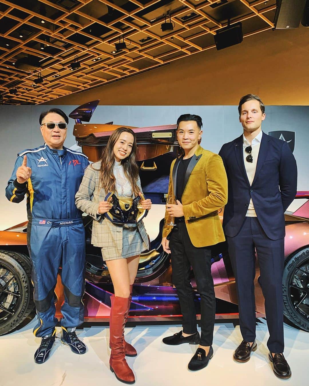 Tattyのインスタグラム：「Apollo IE Production Delivery Partyへご招待いただきました😌❤️ 写真は左から @fastcarsandguns (私達の後ろの車のオーナー) @mr__wyn (Apollo ie のデザイナー) 今回、 @fastcarsandguns のためにデザインされたこの車、(２枚目) せっかくなのでみなさんと一緒に写真撮っていただきました😚　しかもハンドルも持たせてくれた🥺✨ (ハンドル持つと私のアベンジャーズ感すごい) みなさんとても優しくて快く撮ってくれました😚🙏 Thankyou so much 🙏❤️ 5枚目の動画はオーナーのイニシャルが入ったデザインと内装の動画😊  世界に10台しかないApollo IE は2018年の鈴鹿サウンド・オブ・エンジンで国内初走行披露されたばかり。今回partyではApollo IEのエンジン音を生で聞きました😭🙏❤️もちろんエンジン音を聞かせてくれたのはApollo Automobil CEO の　@project_p.ie  Norman choiさん👏✨(一番最後の動画見て😭❤️) 最高出力780馬力も出て、フルカーボン✖︎モノコックシャシーで重量は1250kg 、静止状態時速100キロになるまでの到達時間は2.7秒。(キャプション書いてるだけで興奮してるw)とまぁ、すごいんです。この車🤩 鈴鹿サーキット、いつか私も行きたいなー🙄✨ 改めて車見て興奮する自分、車好きなんだなーと実感しました(笑) あーかっこよかったーほんとに。 貴重な時間、ありがとうございました！！ #Apolloie #apolloautomobil  #PR #car #hypercar」