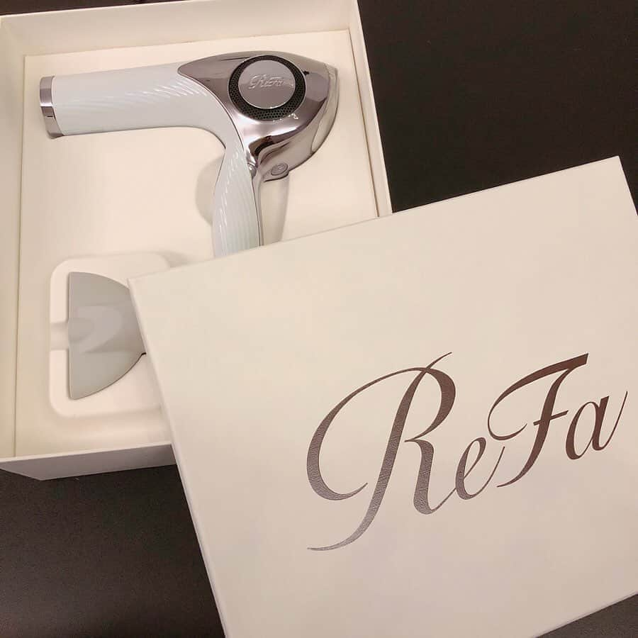 谷岸玲那のインスタグラム：「新ドライヤー 『ReFa BEAUTECH DRYER』 ReFaって顔のコロコロで有名なんだけど、そこのドライヤーが最近出たばっかりで早速使った🙌🏻 乾きすごい早いし仕上がりが美容院行った時みたいになるし、モード選択で髪の仕上がり感も変えれたよ!! #Ray公認インフルエンサー  #ゲーム女子 #スタダGG #renamaru #ドライヤー  #refa #refabeautechdryer #dryer #instagood」