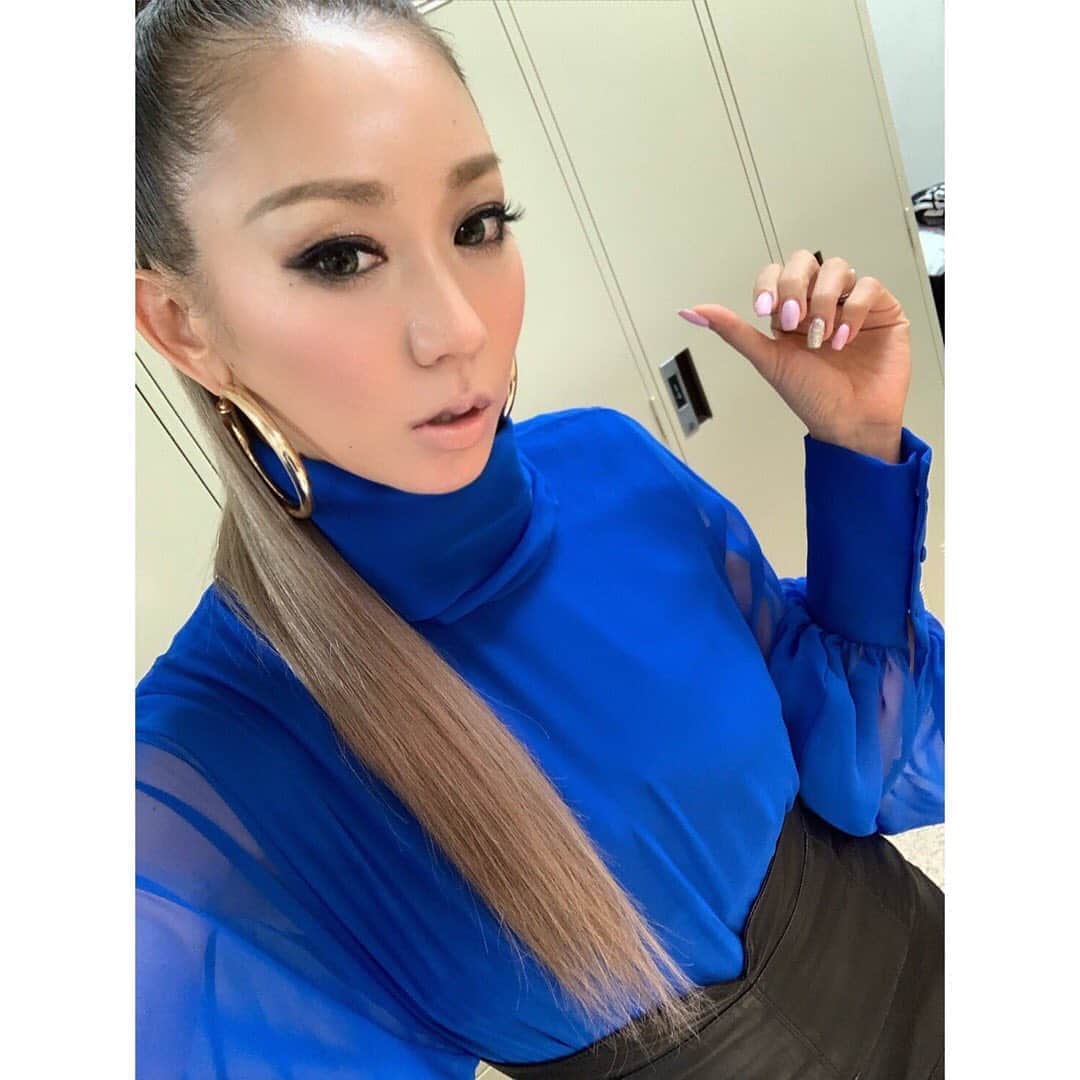 のインスタグラム：「本日出演させて頂きましたNHK「うたコン」﻿ ﻿ 初めて紅白に出させていただいた時の「キューティーハニー〜Butterfly」メドレーも歌わせて頂きました！﻿ 何年ぶりかにButterfly歌ったかも。﻿ 久々すぎましたー笑笑﻿ 衣装は、当時の紅白を意識して青の衣装にしました！！﻿ ﻿ そして、﻿ 美空ひばりさんの「あれから」﻿ この曲、やばいです。﻿ 歌う時、ほんっっまに涙が溢れ出そうでした。﻿ ひばりさんの声は、永遠ですね。﻿ ﻿ #nhk #うたコン #美空ひばり さん #あれから #明日 #new #album #record #発売 #kodakumi #倖田來未」