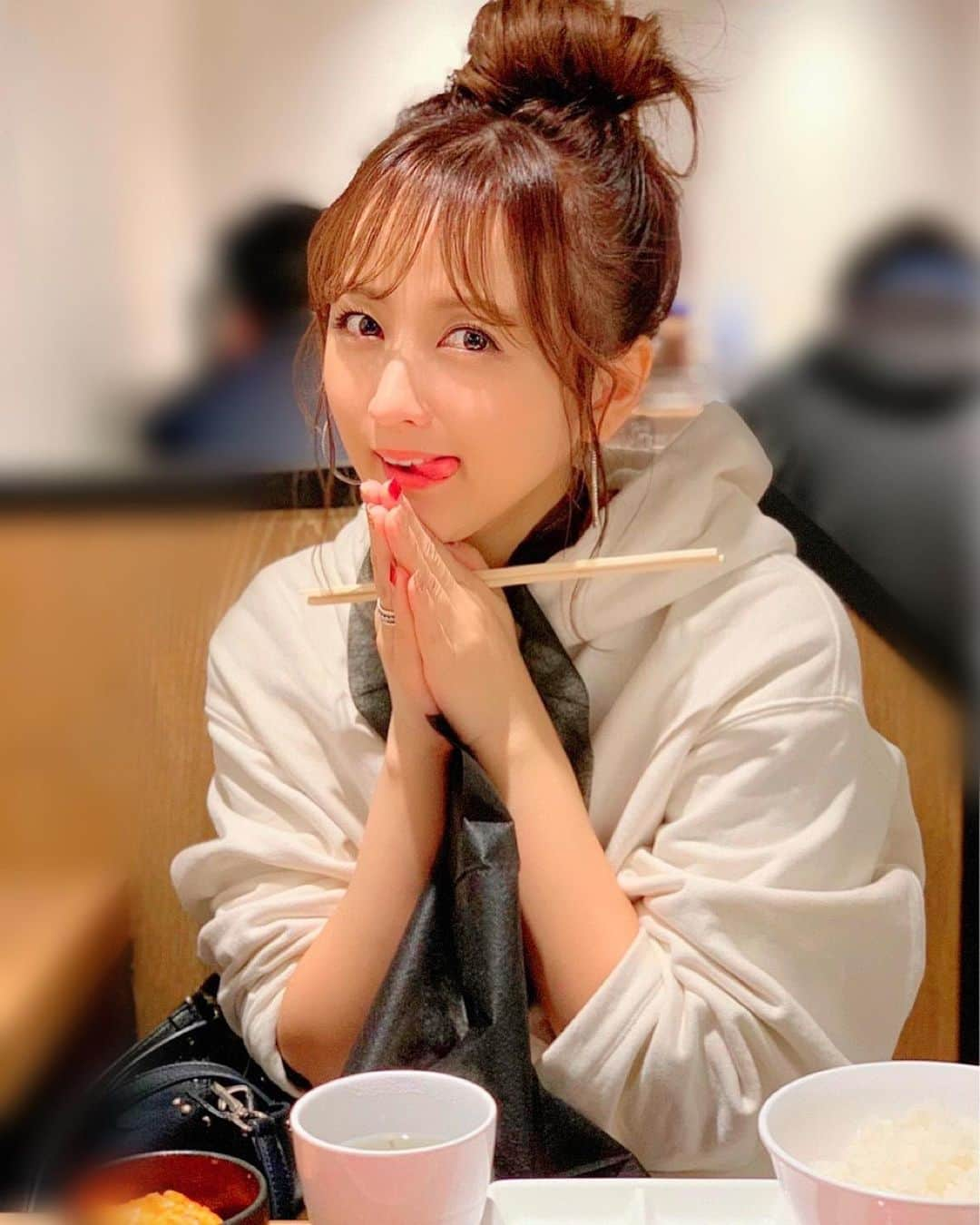 小松彩夏さんのインスタグラム写真 - (小松彩夏Instagram)「撮影終わりの焼肉🍖﻿ ﻿ 幸せそうな顔してる😂笑﻿ ﻿ #焼肉部 #課外活動 #焼肉 #肉 #肉好き #美味しい #嬉しい #幸せ #food #yummy #美味しい」11月12日 22時56分 - official_ayaka_502