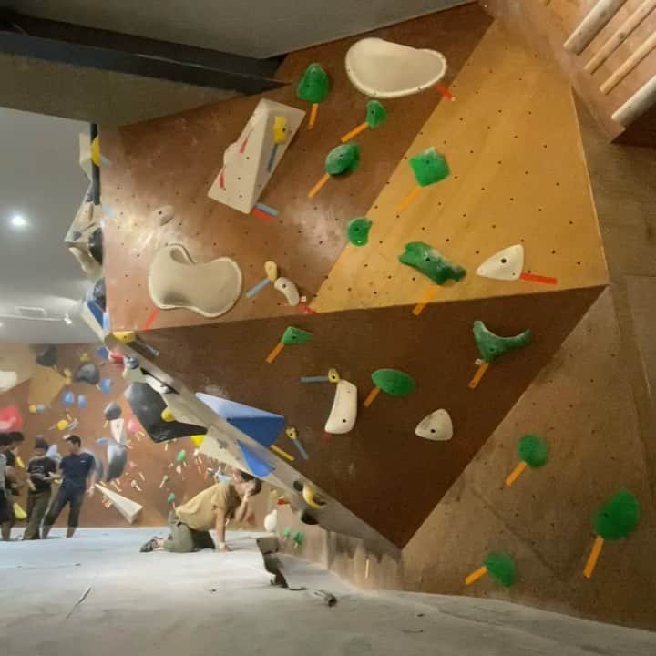 興梠友理のインスタグラム：「【術後8ヶ月 / 8 months post-surgery】 I’m doing heel-hook only with my healthy leg, but still happy to send another V1😊 ・ リニューアルしたボタニクス壁で5級ゲット✨ そして、約一年ぶりにガチの乗り込みヒールした(健足だけど)💕やっぱりヒール好きだなー♪ ・ 左足でもまたこのヒールできるようになるかなぁ…🤔 ・ #努力は絶対裏切らない #ろぎ子の復活までの記録 #膝脱臼 #複合靭帯損傷 #前十字靭帯断裂 (ACL) #後十字靭帯断裂 (PCL) #内側側副靱帯断裂 (MCL) #内側膝蓋大腿靭帯断裂 (MPFL)  #前十字靭帯再建 #後十字靭帯再建 #半月板縫合 #半月板部分切除 #nevergiveup #roadtorecovery #kneeinjury #kneeinjuryrecovery #kneeinjuryrehab #multipleligamenttears #aclrecovery #bouldering #climbing #basecamptokyo #ベースキャンプ東京 #クライミング #ボルダリング」