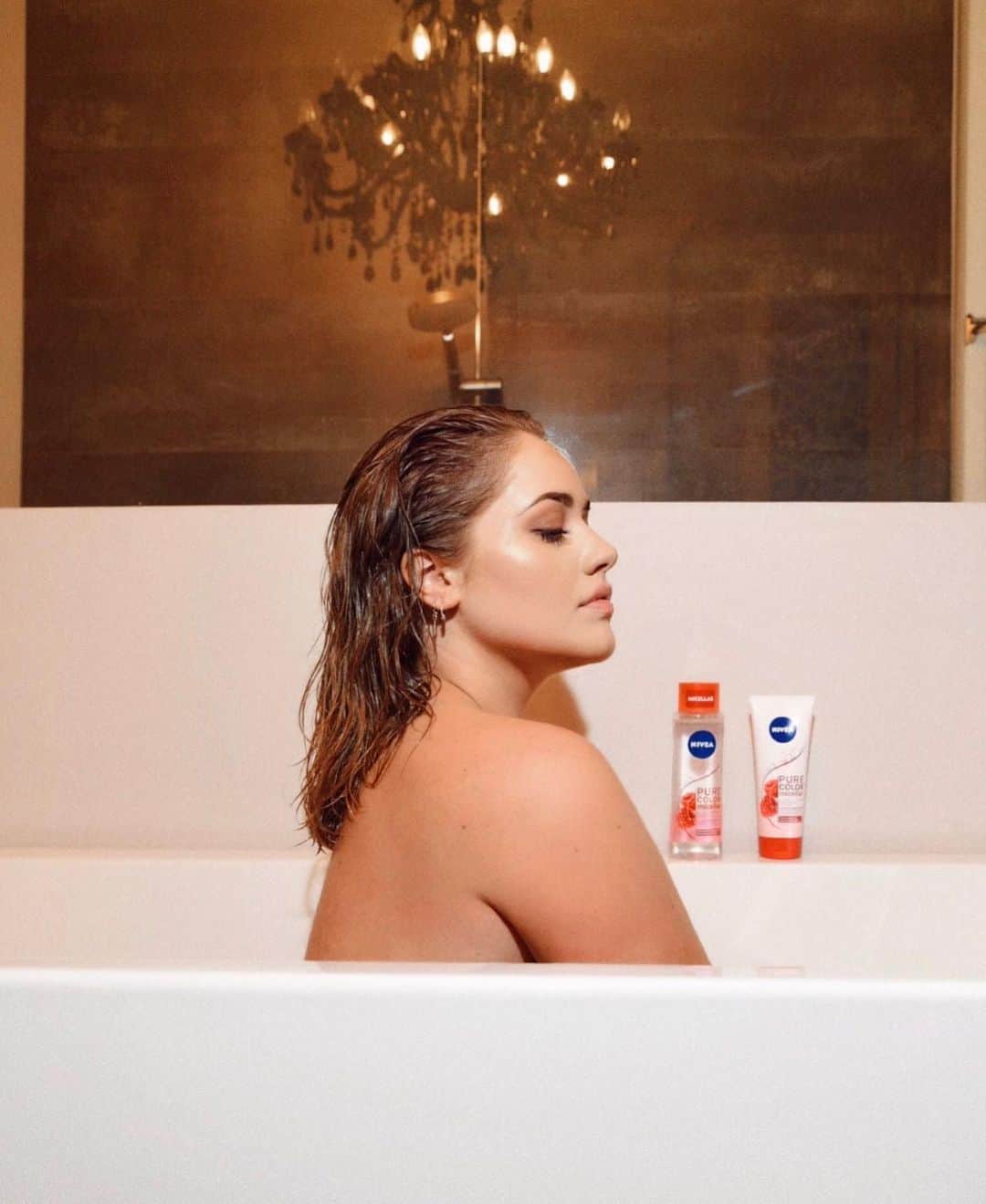 Pleun Bierboomsのインスタグラム：「Me-time 🛁 Tipje van Pleun: neem eens langer de tijd voor jezelf en gebruik deze @niveanederland conditioner als masker. Ruikt heerlijk en is extra lief voor geverfde haartjes! ❤ #PureColorMicellar #NIVEAambassadrice #partner」