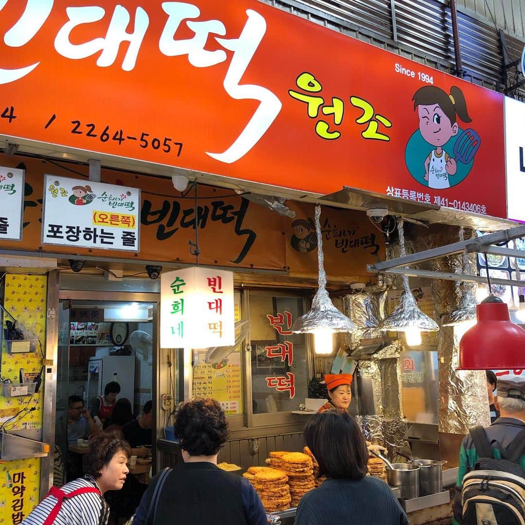 KOZLIFEさんのインスタグラム写真 - (KOZLIFEInstagram)「** 【 #STIIKの旅 】 ソウルの広蔵市場は沢山のローカルグルメがある市場。沢山美味しそうなお店がありすぎて、どこで食べるか迷います。 今回はどうしてもこの市場でチヂミを食べたく、スニネピンデトッというお店で食べました。 ピンデトッ又は緑豆チヂミの特徴は表面はカリっと、中はふわっとした食感で、緑豆の風味が感じられます。チヂミと一緒にキムチと玉ねぎと大根の醤油の浅漬けで食べます。 これが本当に美味しいんです〜！💕 あ、また食べたい！！😋 ▶︎ @kozlife_tokyo . #KOZLIFE #kozlife_tokyo #LoveFoodLoveLife  #STIIK #chopsticks #travelgram #Seoul #広蔵市場グルメ #ピンデトッ #緑豆チヂミ #お箸 #韓国料理 #ソウル #韓国 #マイ箸 #stiikの旅 #젓가락 #筷子 #일제 #日本制造」11月12日 23時06分 - kozlife_tokyo