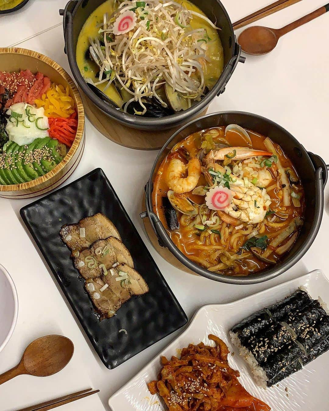 カン・ギョンミンさんのインスタグラム写真 - (カン・ギョンミンInstagram)「🍜 신사에 OMG 맛집 찾았어요 🍲 떡볶이 꼭 드셔야합니다 여러분 ••• 내일도 가야지 🤦🏻‍♀️ #오나시짬뽕2호점 #굠민냠냠탐방🍽」11月12日 23時20分 - kkmmmkk