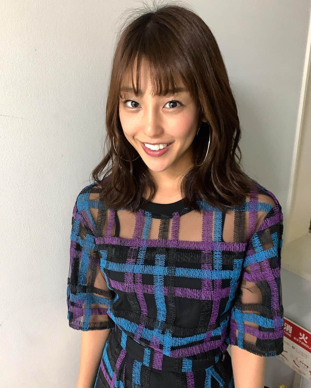 岡副麻希さんのインスタグラム写真 - (岡副麻希Instagram)「💫﻿ 透け感あるお洋服と﻿ 大きいピアス😚🍓﻿ ﻿ #ミディアム﻿ #ゆる巻﻿ ﻿ 衣装﻿ #emporioarmani ﻿ #armani」11月12日 23時18分 - maki_okazoe_official