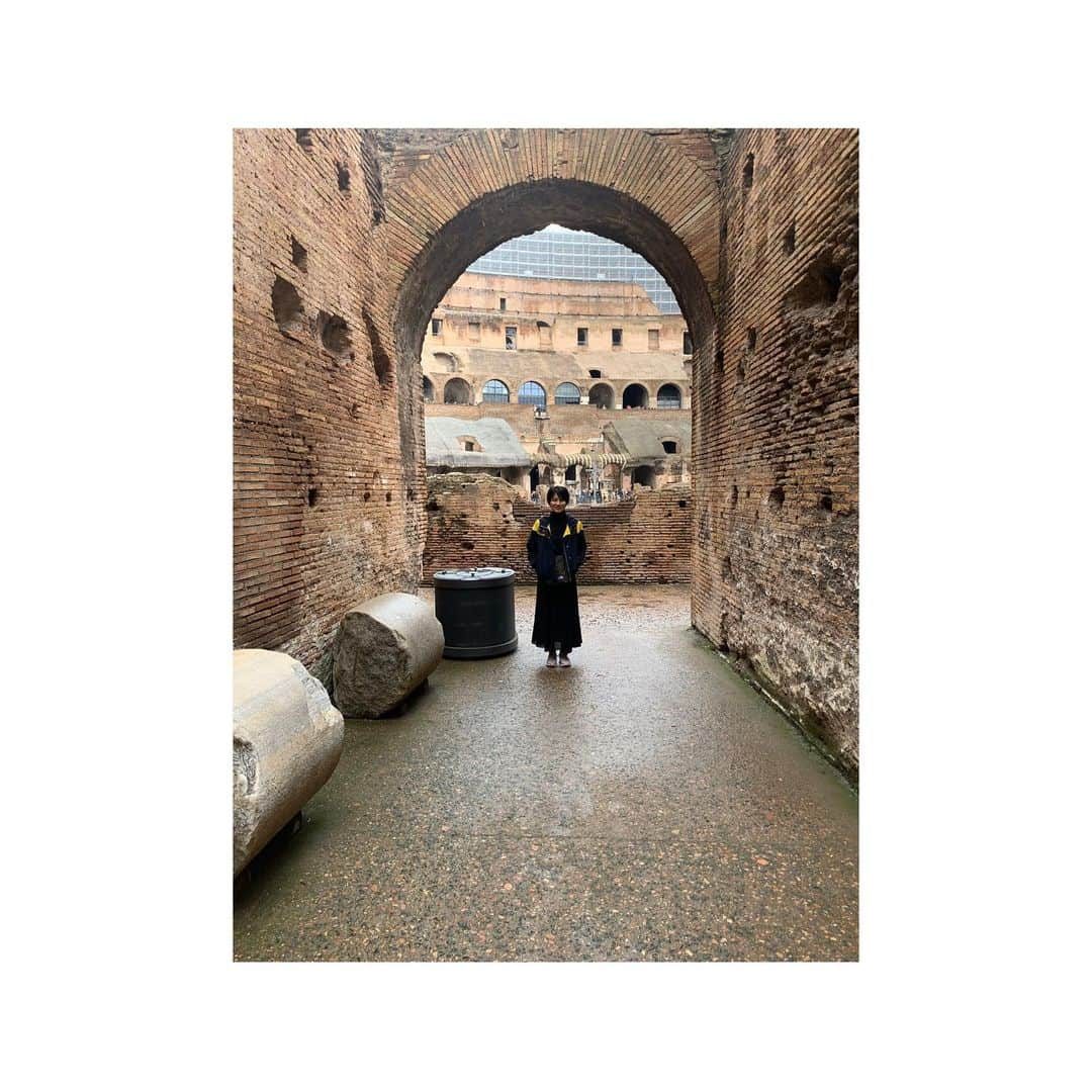 井上貴美さんのインスタグラム写真 - (井上貴美Instagram)「. ついにやってきました🇮🇹 すでに美味しいものをパクパクむしゃむしゃ。 . . そして古代遺跡の迫力を肌で感じております。 . . 街全体が遺跡のような、遺跡が街に溶け込んでいるような、不思議な感じ。 . . #italy #roma #母娘2人旅」11月12日 23時19分 - takami__213