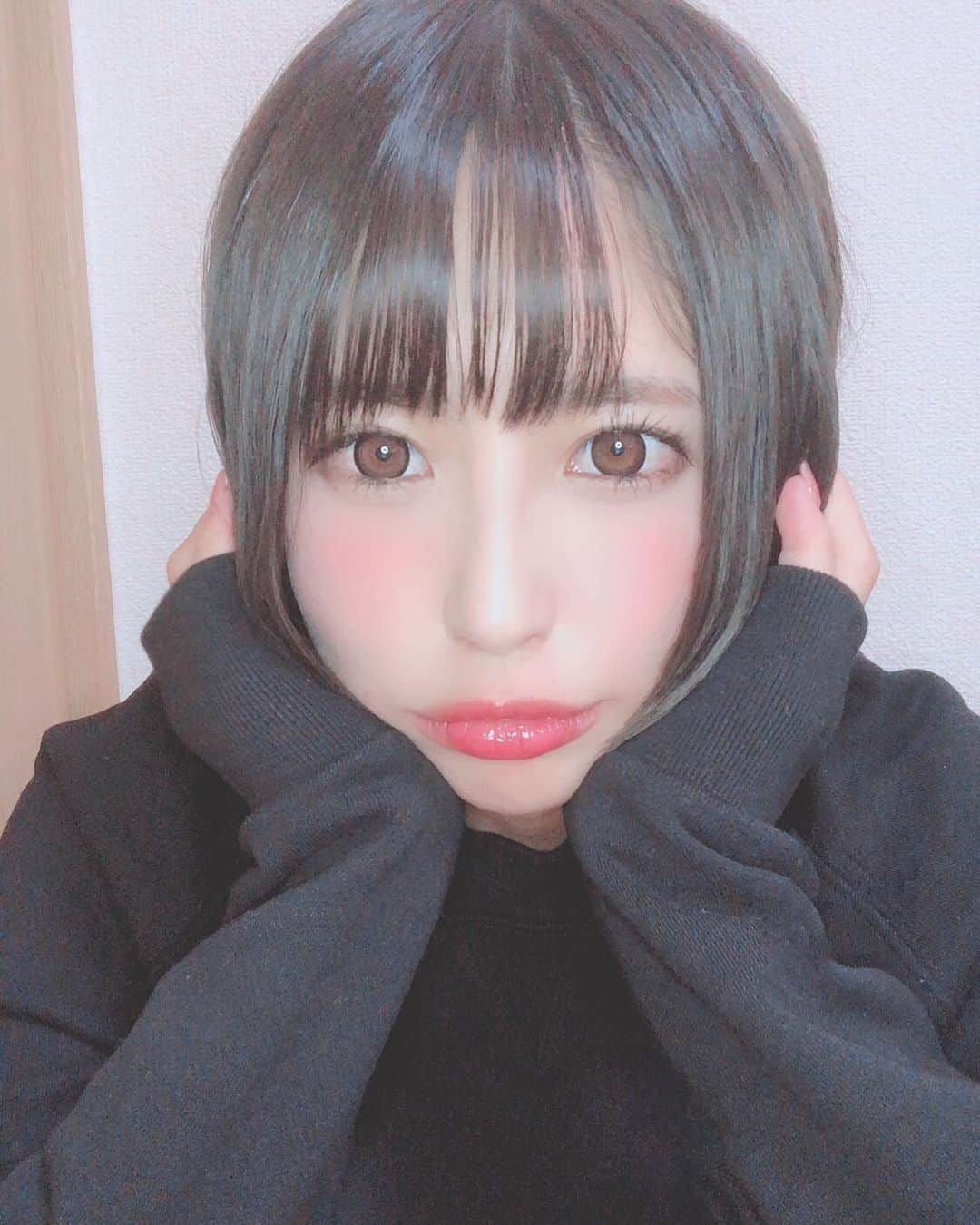 のインスタグラム：「👀💕 . . . . . . . . . .  #ショートカット#ショートカット女子 #アイドル#idol#dance#smile#followme#instagood#フォロー募集#フォロー歓迎#フォロワー募集中#l4l#粉我#팔로우환영#팔로미#친구해요#오오티디#셀카그램#自撮り#selfie#自撮り界隈」