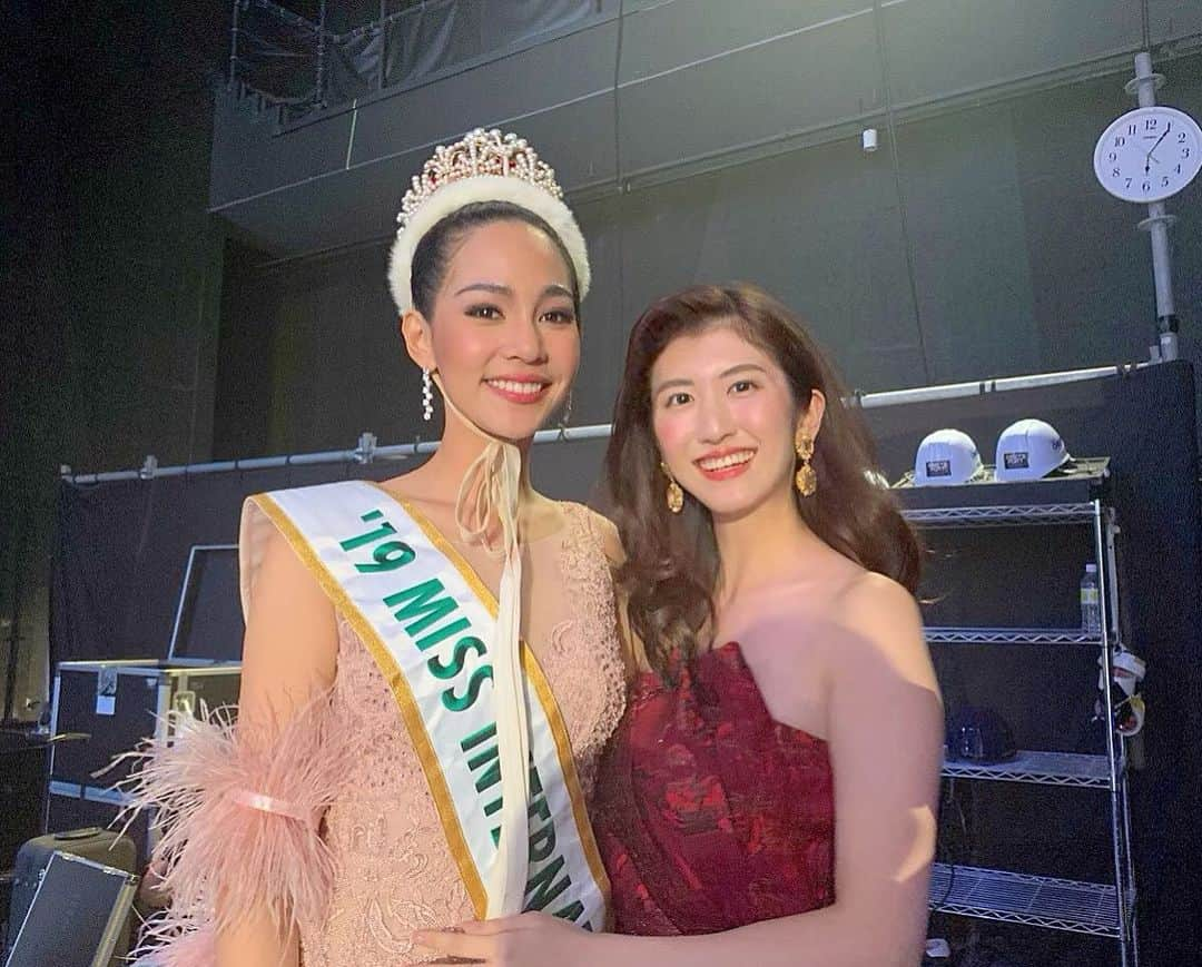 杉本雛乃のインスタグラム：「Congratulations @bintsireethorn from Thailand🇹🇭👑✨ It was so touching that all the contestants congrats you from the bottom of their heart. You have a sweetest heart 💕💕 . . Thank you so much for the special relationships with 2019 ladies (even I'm just a last year's Miss Japan. I'm such a lucky girl to get opportunities spending time with you!) You all are so great on the stage! Hope to see you soon! . #missinternational2019 #🇹🇭」