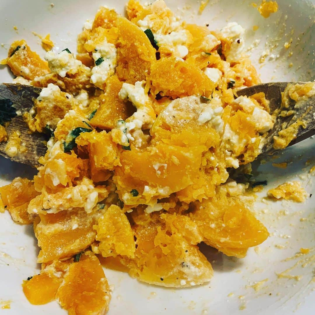 ボーイ・ジョージさんのインスタグラム写真 - (ボーイ・ジョージInstagram)「Steam butter nut squash for 15 mins. Let it get cold. Add feta cheese, fresh parsley, mint, a spoon of mayo (regular or vegan) parsley, salt & pepper, olive oil. Paprika, turmeric, nutmeg, cumin powder. Add the spices you think might make it pop more. This was so tasty. Use one of the vegan cheese to make this recipe vegan. #plantbased #Veggie #Eat #Food #love #Eating #cleaneating #pansexual #veganoptions」11月12日 23時25分 - boygeorgeofficial