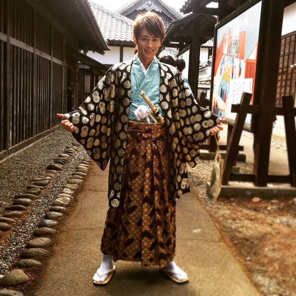 向山毅さんのインスタグラム写真 - (向山毅Instagram)「#ソリ冠 収録で、 #日光江戸村 に行った時の。 約２〜３年前？かな？ #殿様 #衣装 やっぱ和装は良いですね😚 データフォルダにあった笑 ちなみにまだある！笑  タイムスリップしたような街並みで、貴重な経験した楽しい収録やったなぁ〜笑 殿様気分を味わえました！苦しゅうないぞ〜 小さい時から #志村けん さんの #バカ殿 が大好き過ぎて、 殿様衣装にテンション上がりまくった。笑 気になる方は #ソリ冠 のDVD観てね！笑 #SOLIDEMO #SOLIDEMOの冠番組 #江戸ワンダーランド #歴史 #江戸時代 #tokyo #tochigi #日光 #edowonderland」11月12日 23時28分 - take_solidemo