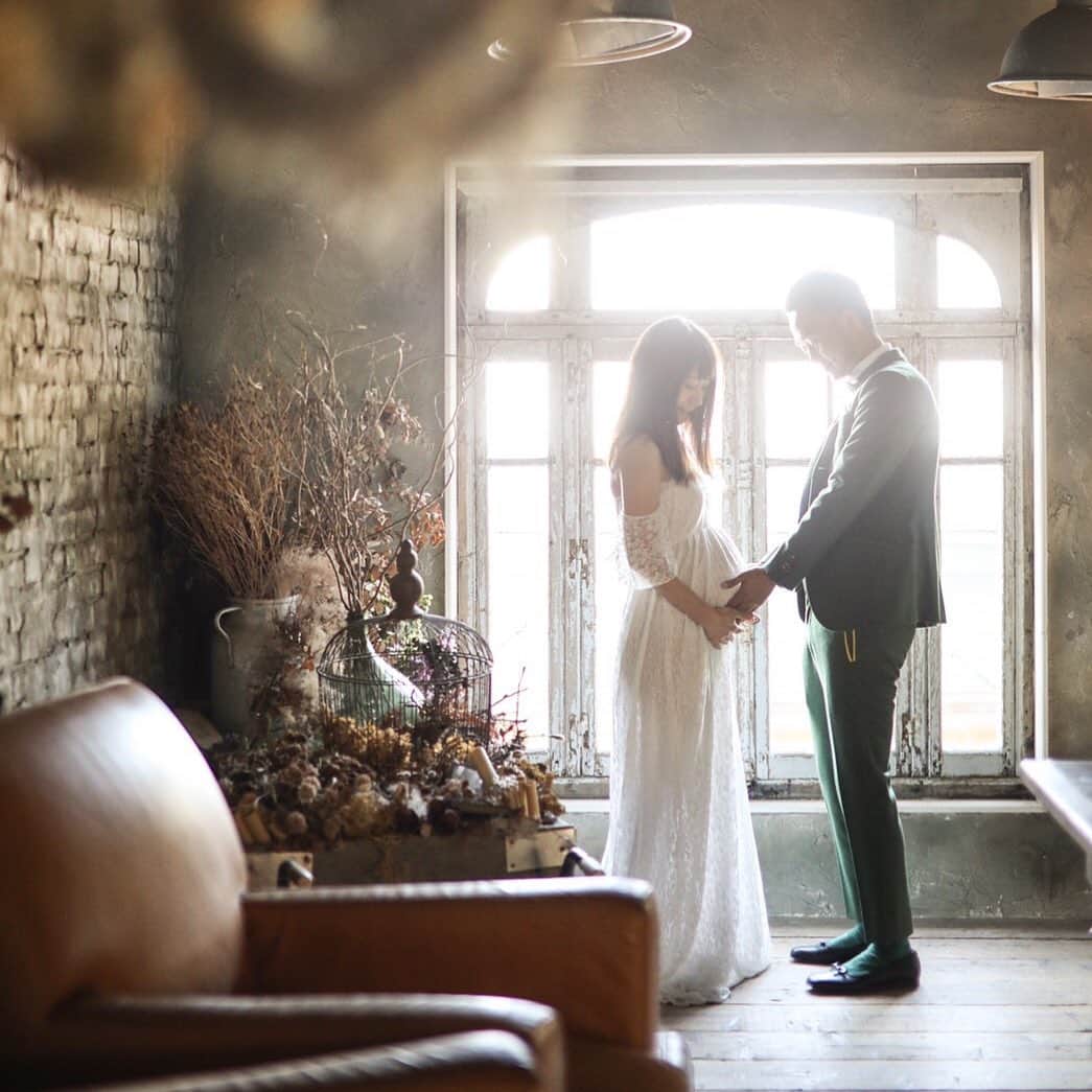 Ruban Weddingさんのインスタグラム写真 - (Ruban WeddingInstagram)「Rubanはフランス語でリボンという意味を持ちます。﻿ ﻿ それは、ここで結ばれた絆がリボンのように永遠に続くように、そしてお二人と私たちのご縁もずっと大切にしていきたいという願いを込めて付けられた名前です。﻿ ﻿ 一般的な結婚式場は結婚式が終わるとお客様との関係も終わってしまいます。﻿ リピーターを作る事を目的としておらず、何十年も前からこの業界は大きく変化していません。﻿ ﻿ だからこそリュバンはフォトスタジオを式場に構え、一年後、二年後、そしてまたその次の年も、この場所で大切なアニバーサリーを写真を通して祝福し続けています。﻿ ﻿ リュバンは結婚式場ですが、それはお2人の人生の過程であると思っています。﻿ ﻿ ここから始まるご家族の物語を、これから一緒にお祝いし続ける。﻿ そんな愛情と覚悟を持って、私たちは結婚式を作っています。﻿ ﻿ 何年経ってもご結婚式をしたあの日と変わらない関係でいられる事が、私たちの喜びです。﻿ ﻿ ﻿ ﻿ ﻿ ﻿Ruban併設studio: @chevalet_photo photographer: @ruban_arakichi . . お問い合わせはWEBサイトorお電話にて🌿﻿ 📞087-873-2292﻿ DMからのご質問もお受けしております！﻿ ﻿ お気軽にご相談下さいませ！ ﻿ 結婚式場 Ruban-リュバン-﻿ Open 10:00-19:00﻿ 毎週火曜定休日﻿ 香川県高松市香西北町181-1﻿ ﻿ #rubanwedding#ruban#リュバン#アンティーク#花嫁#プレ花嫁#香川県のプレ花嫁さんと繋がりたい#香川県の卒花嫁さんと繋がりたい#日本中の卒花嫁さんと繋がりたい #日本中のプレ花嫁さんと繋がりたい #花嫁会#ウェディング#結婚式場#weddingnews #高松結婚式場#chainonwedding #marry#rubanwedding 香川#香川県#高松#高松市#フォトウェディング#香川花嫁#高松花嫁#親族食事会#マタニティフォト#マタニティドレス」11月12日 23時38分 - rubanwedding