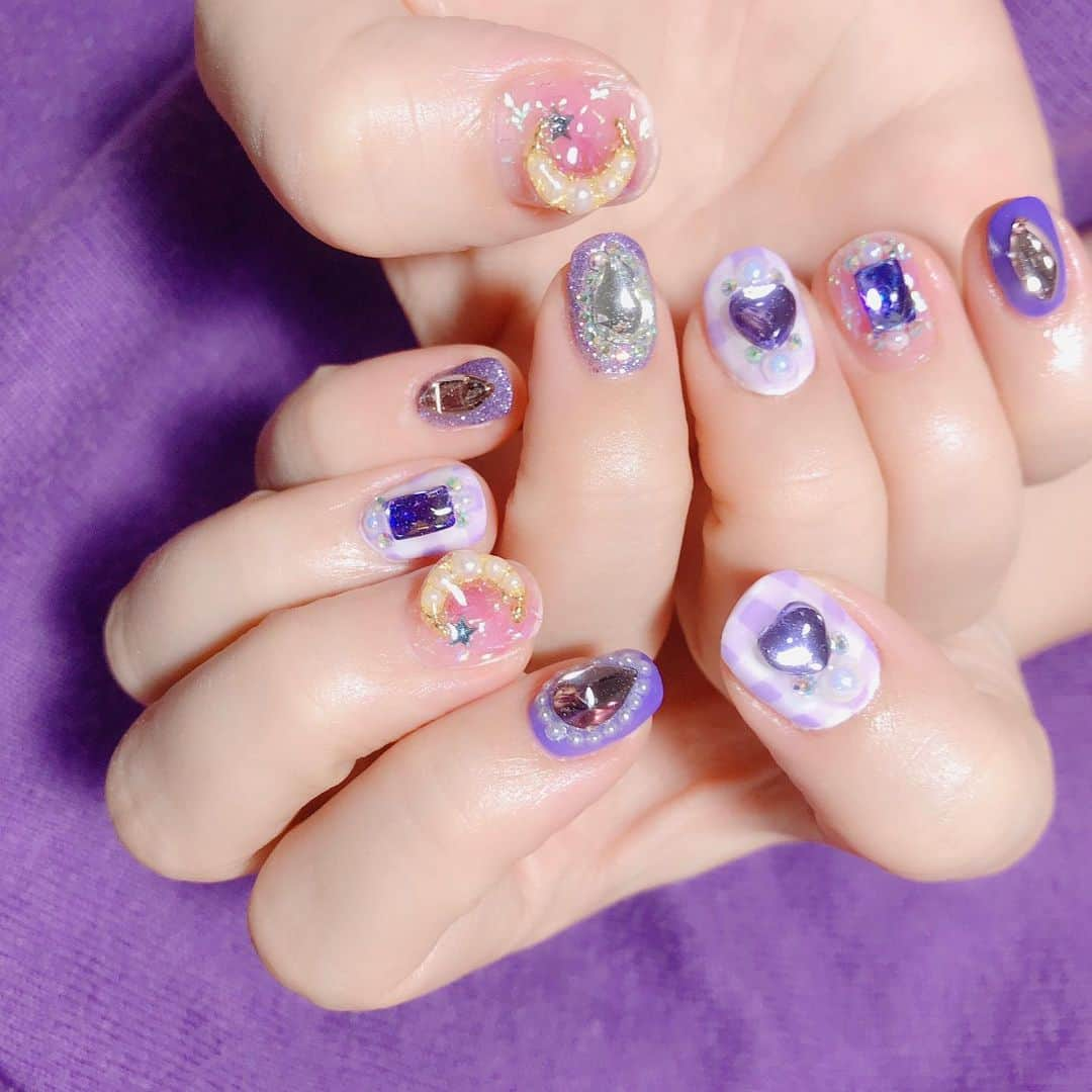 なかやまちえこさんのインスタグラム写真 - (なかやまちえこInstagram)「purple💫 #nail #nails #nailart #ネイル #美甲 #ネイルアート  #clou #nagel #ongle #ongles #unghia #japanesenailart #manucure #네일 #젤네일 #네일아트 #네일리스트 #japanesenails #manicurist #gelnails #أظافر #purplenails #stonenails #宝石箱ネイル #パーツネイル #大久保ちか ちゃん」11月12日 23時34分 - chiekonakayama