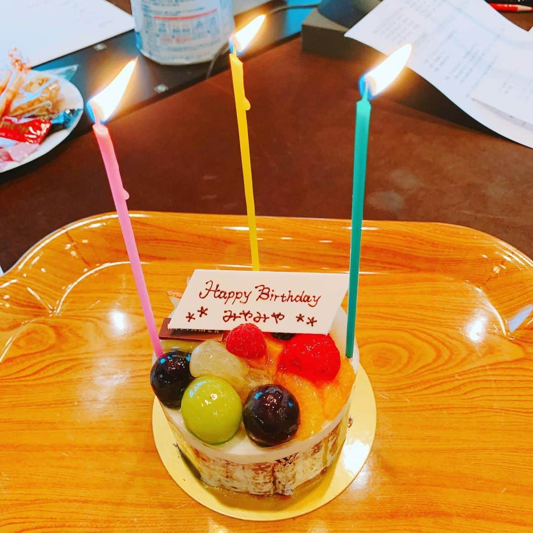 宮島咲良さんのインスタグラム写真 - (宮島咲良Instagram)「ㅤㅤㅤㅤㅤㅤㅤㅤㅤㅤㅤㅤㅤ 今年のお誕生日はまさかのいろいろなところでたくさんお祝いしていただきました。 ㅤㅤㅤㅤㅤㅤㅤㅤㅤㅤㅤㅤㅤ 一番最初は毎年ちゃんとお祝いしてくれる MBSラジオ『テゴマスのらじお』！ ㅤㅤㅤㅤㅤㅤㅤㅤㅤㅤㅤㅤㅤ すっかり忘れていた私は見事にびっくりしてしまいました笑😂 テゴマスのらじおでお祝いしてもらうのはもう6回目！！ すごいことです、ありがたいことです。 ㅤㅤㅤㅤㅤㅤㅤㅤㅤㅤㅤㅤㅤ 今年もローソクは私が消すより先に増田さんに吹き消されました。 手越さんからは「仕事で祝ってるだけだから、仕方なくだから」と言われました。 思わず「クソが…！」とちょっと汚い言葉が出てしまいましたが、 6回目になると、この扱いに、実家にいるような安心感すら覚えるようになるのですから不思議なものです。 いつもありがとうございます！笑 ㅤㅤㅤㅤㅤㅤㅤㅤㅤㅤㅤㅤㅤ テゴマスのお二人、スタッフの皆様はもちろん、 リスナーの皆様には本当に感謝ばかりです！！ メッセージなどでお二人だけでなく私のことまで書いてくださったり…その度にぽかぽかした気持ちになります。 いつもあたたかく迎えてくださる皆様が大好きです！ これからもどうぞよろしくお願いいたします☺️✨ ㅤㅤㅤㅤㅤㅤㅤㅤㅤㅤㅤㅤㅤ #テゴマスのらじお #mbsラジオ #mbs #テゴマス さん #お誕生日ケーキ #🎂 #birthday #birthdaycake #宮島咲良 #ミヤジマン」11月12日 23時39分 - sakura_miyajiman