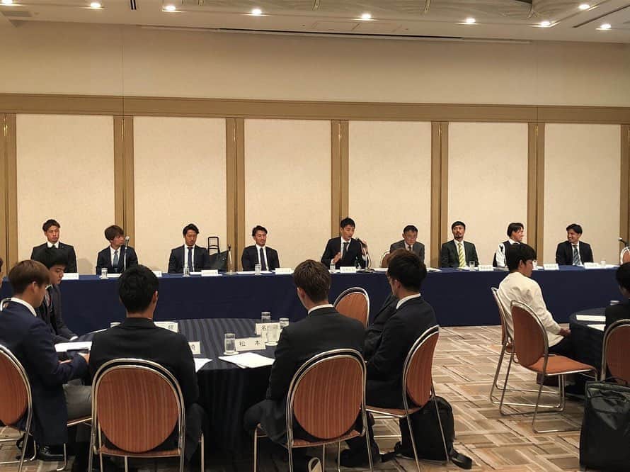 のインスタグラム：「#  先日J1,J2,J3の各チームの支部長が集まり選手総会を行いました。  選手会の活動はなかなか認知されていないとは思いますが、選手の環境改善や地位向上、日本サッカー界の発展、 また社会貢献、復興支援やチャリティー活動などを行っております。  こういった活動を行なっているということを多くの方に知って頂けたらと思います。  日本プロサッカー選手会のホームページがプロフィール欄にあるので良ければそこからチェックしてみてください！  #日本プロサッカー選手会 #JapanProFootballersAssociation #JPFA #Jリーグ #JFA #総会 #副会長を務めさせて頂いております #貢献できるように頑張ります」