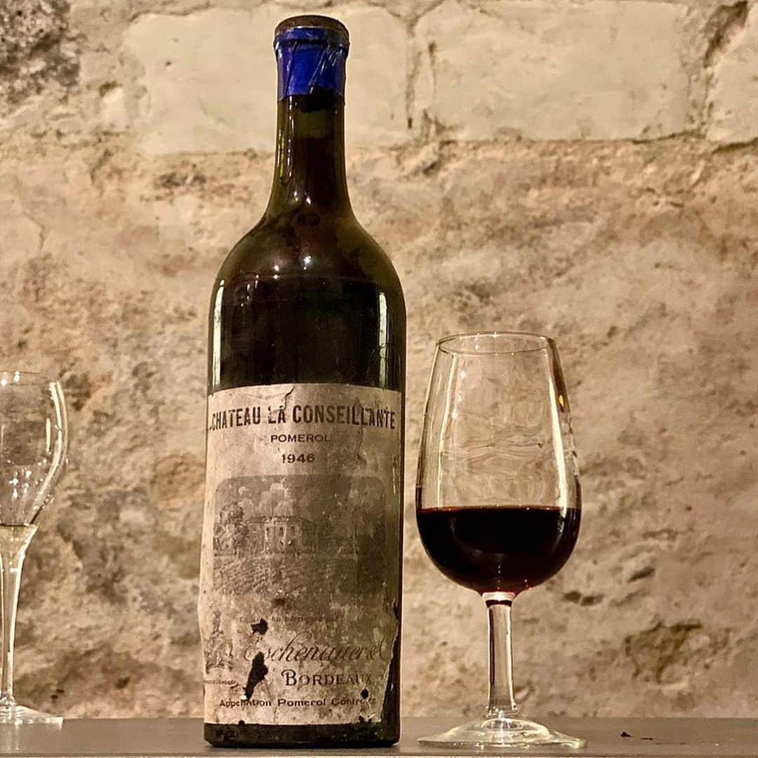 エンリケ・ソラ・クレメンテさんのインスタグラム写真 - (エンリケ・ソラ・クレメンテInstagram)「CHÂTEAU LA CONSEILLANTE POMEROL 1946. Between bubbles and bubbles we enjoy this beautiful wine. An epic moment. In Champagne there are always surprises. Happy day wine lovers!!! • • • • • #vino #vin #vinho #вино #ワイン #紅酒 #wein #champagne #winelover #wineinfluencer #winetime #food #winecellar #wineporn #instawine #winetasting #sommelier #foodandwine #champagnelover #laconseillante #chateaulaconseillante #pomerol #bourdeaux #france #laconseillante1946」11月12日 23時45分 - kike_sola