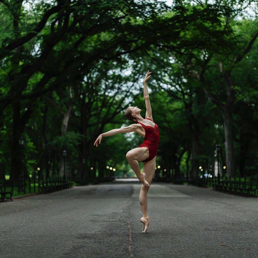 ballerina projectさんのインスタグラム写真 - (ballerina projectInstagram)「Astrid Elbo in Central Park. #ballerina - @agrelb #themall #centralpark #newyorkcity #ballerinaproject #ballerinaproject_ #ballet #dance #pointe #astridelbo  The Ballerina Project book is now in stock. Link is located in our Instagram profile. @ballerinaprojectbook #ballerinaprojectbook」11月12日 23時49分 - ballerinaproject_