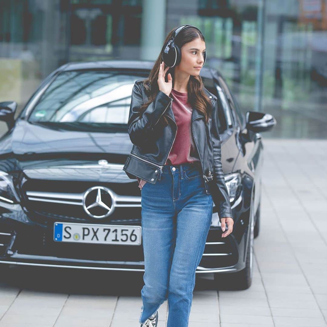 メルセデス・ベンツさんのインスタグラム写真 - (メルセデス・ベンツInstagram)「Exclusive sound experience with Mercedes-Benz Bluetooth Over-Ear headphones. 3D sound effect and Hybrid Active Noise Cancelling ensure completely unclouded music enjoyment. Tap the item! #MBsocialsales #MercedesBenz #MBCollection #MBAccessories」11月12日 23時50分 - mercedesbenz