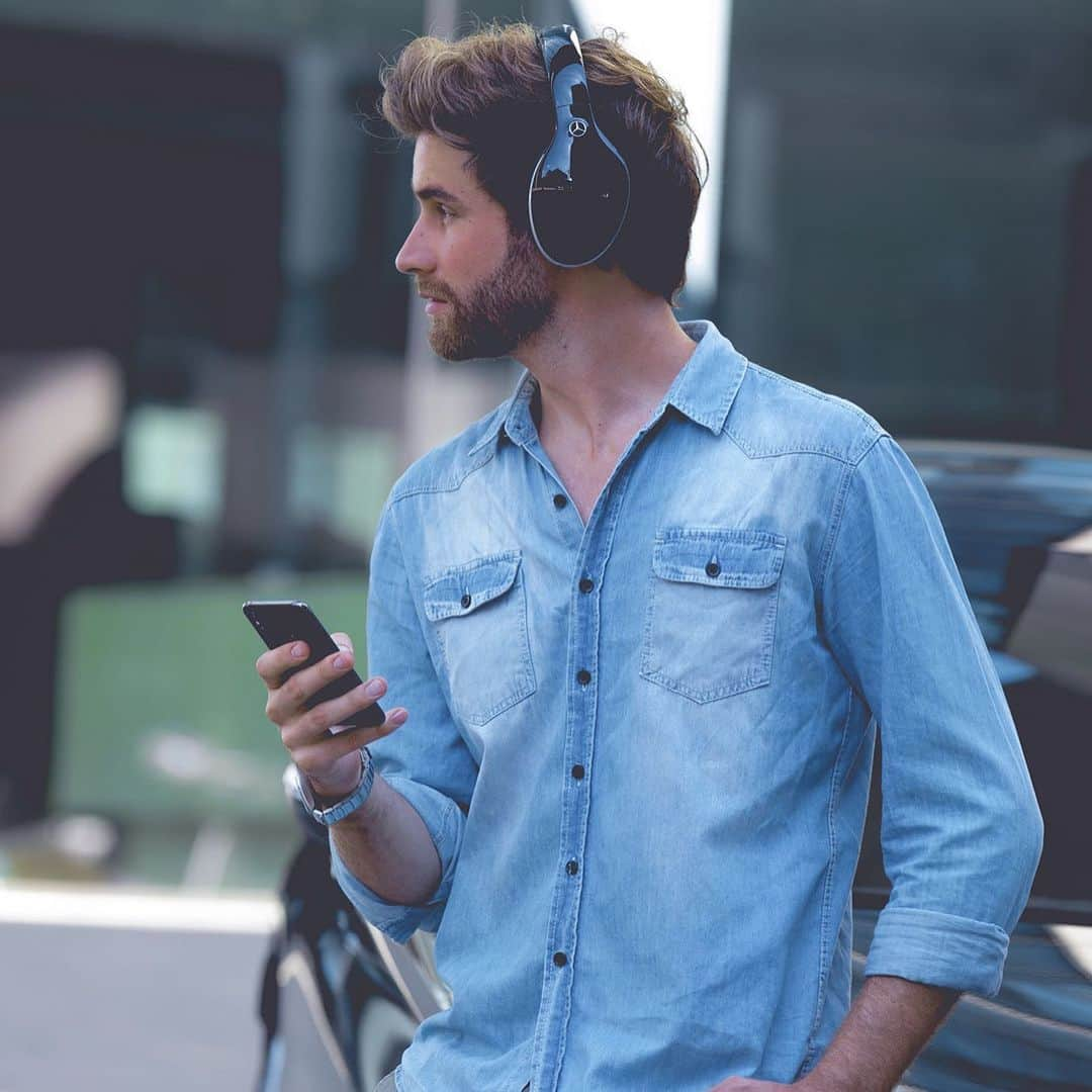 メルセデス・ベンツさんのインスタグラム写真 - (メルセデス・ベンツInstagram)「Exclusive sound experience with Mercedes-Benz Bluetooth Over-Ear headphones. 3D sound effect and Hybrid Active Noise Cancelling ensure completely unclouded music enjoyment. Tap the item! #MBsocialsales #MercedesBenz #MBCollection #MBAccessories」11月12日 23時50分 - mercedesbenz