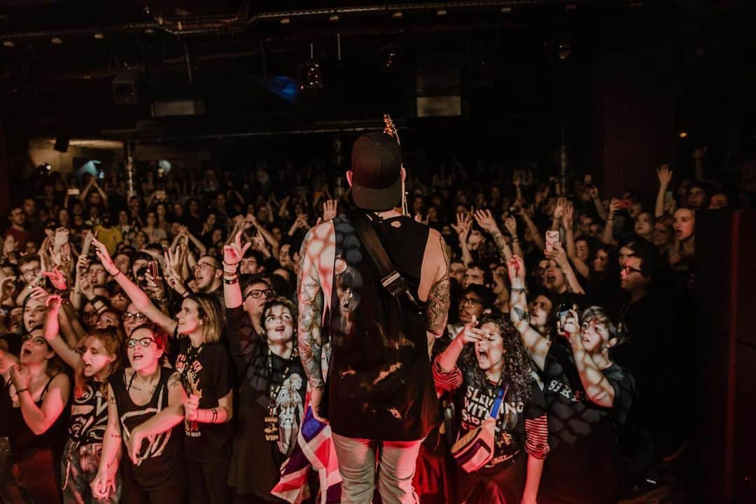 ジャック・ファウラーさんのインスタグラム写真 - (ジャック・ファウラーInstagram)「Paris was punk rock as fuck, can’t wait to rip Antwerp tonight! See you all soon🤘🏻🤘🏻 @elliemitchellphotography 📸」11月12日 23時51分 - jacksws