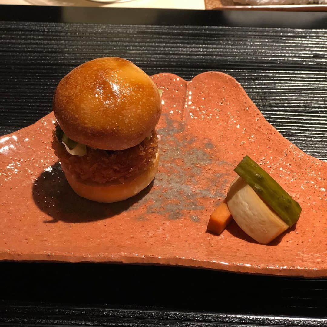 沖田杏梨さんのインスタグラム写真 - (沖田杏梨Instagram)「I went to celebrate Fukunaga lawyer's birthday today at Tokyo wasyoku Igarashi. Congratulations🥳👏🎉 * 福永活也弁護士のお誕生お祝いしてきました🎂🎊🎉 恋愛トーク盛り沢山笑 東京和食五十嵐さんにて。めちゃくちゃ美味しくて10品以上。パフォーマンスも最高でした！👏🏻 福永さんめっちゃくちゃ天才で面白い方です。 出版された書物もバカ売れ中なのでまだの方はぜひ読んでみてください✨  #katsuyafukunaga #anriokita #birthdayboy #東京和食五十嵐 #日本一稼ぐ弁護士の仕事術」11月12日 23時51分 - anri_okita