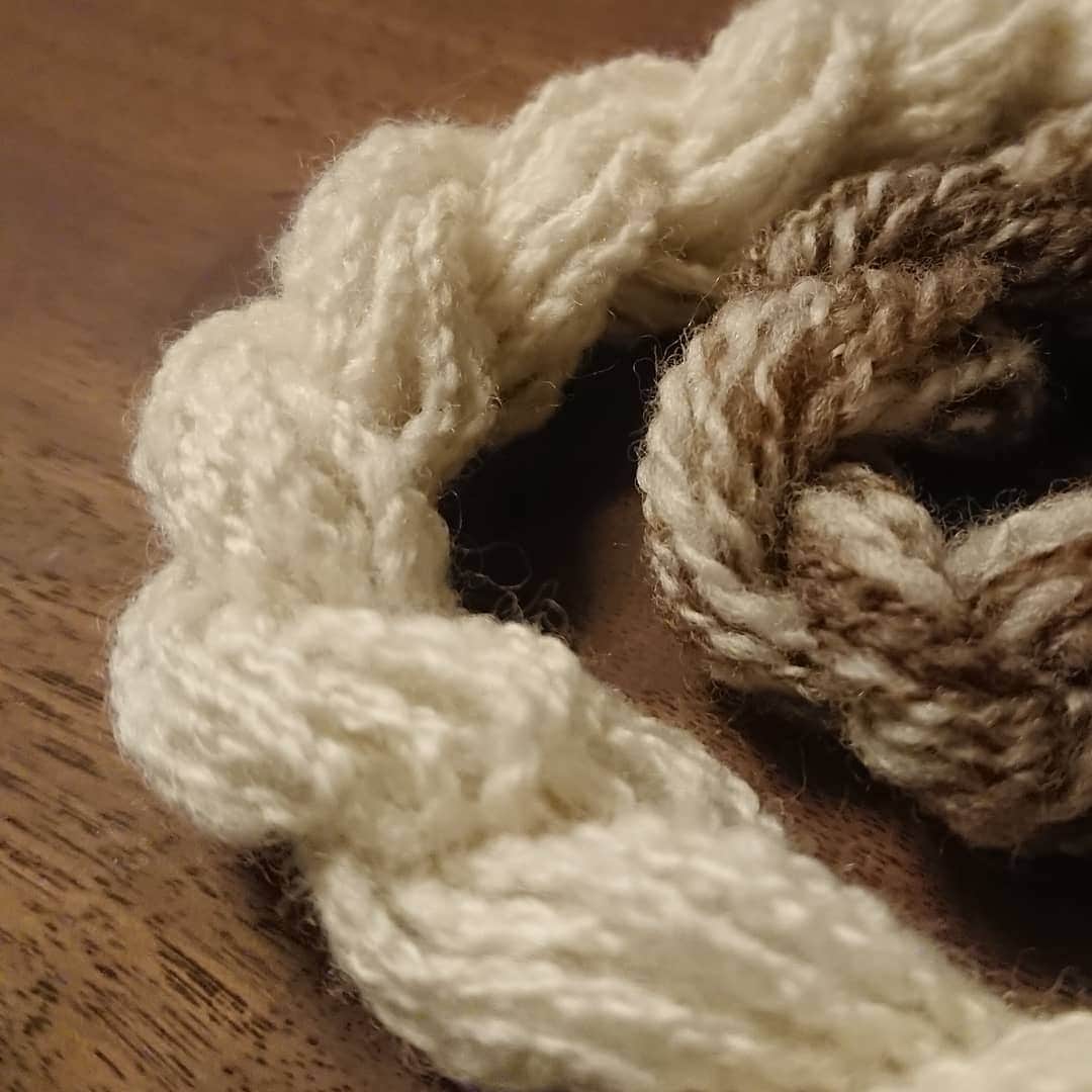 のインスタグラム：「Spinning workshop day ✨ I'm learning various ways of spinning！ Today .... cable yarn and mole yarn. * 紡ぎの日 ファンシーヤーンの中の ケーブルヤーン（白）とマールヤーン（ミックス）を学ぶ。 特にケーブルヤーンはすごくすごく手間がかかるけど、組紐みたいで面白い🎵  #spinningwool #spinningwheel #spinningyarn #spinningday #spinninglesson #cableyarn #ashfordspinningwheel #spinninglovers」