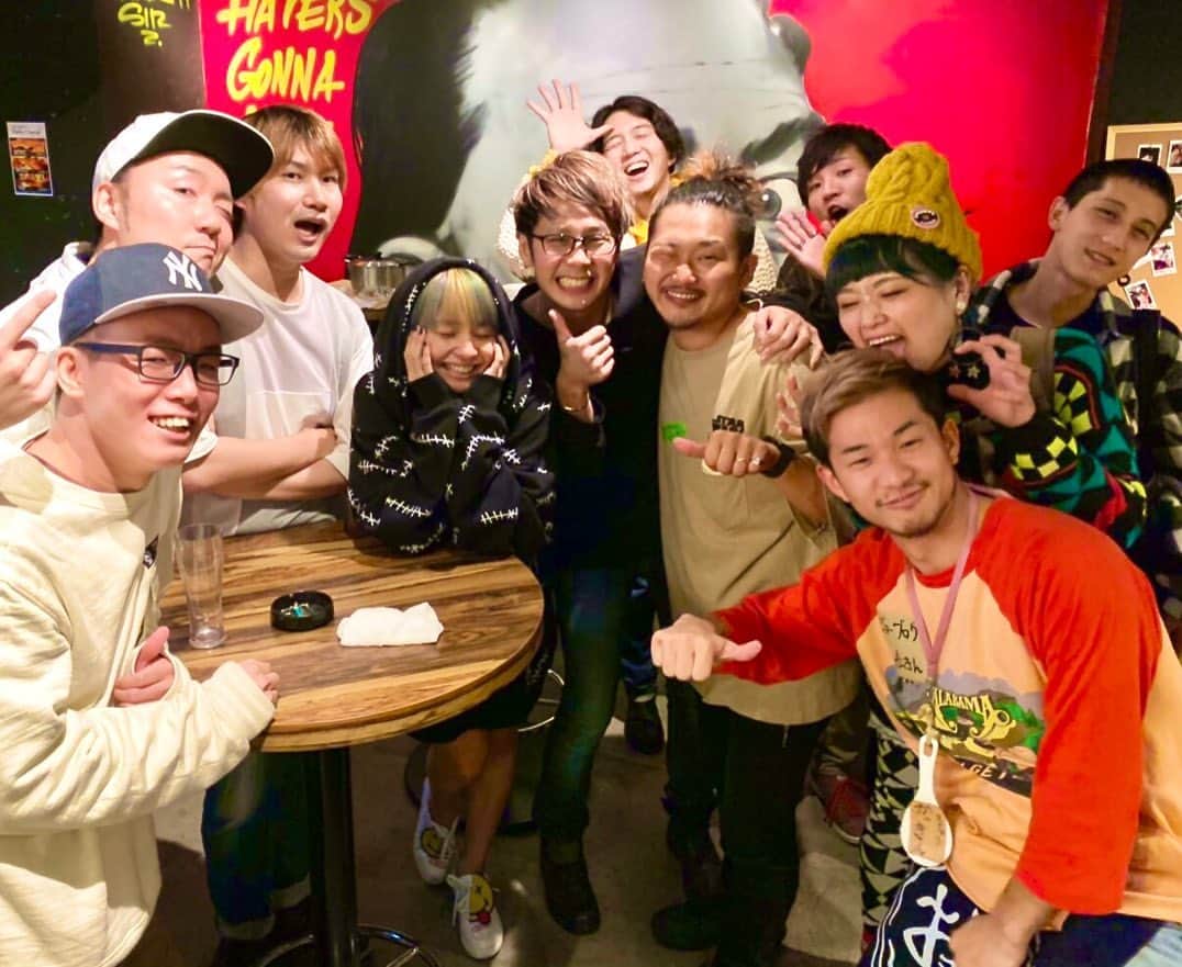 ロシアン佐藤のインスタグラム：「YouTubeクリエイターさん交流会に参加してきました、 こういうやつほんとーーーーーにすごーーーく、苦手な部類の人間なので、  本当に本当にmisonoさんとかいて良かった←頼りきっている  よかろうもんのお二人もおって、あと、劇団スカッシュの裕也さん、主催のまーしーさんもおって何とかなりました。 1回でも喋ったことある人いるとありがたい😭  緊張して汗だく👼  はじめましてでも気さくに話しかけてくださった皆さんありがとうございました😭❤️ 何が楽しいことにつながるといいな👐🏻 たのしかった！  女の子とあんまり喋れなかったの心残りです😂女の子と喋るのめちゃくちゃ緊張するのどうしたらいい←」
