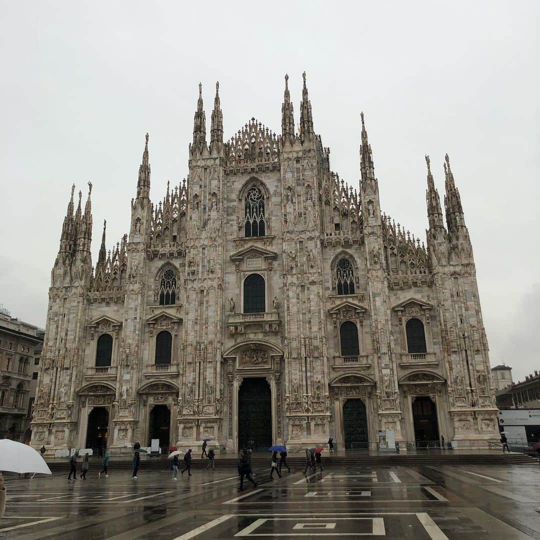 中岡由佳さんのインスタグラム写真 - (中岡由佳Instagram)「ミラノのシンボルドゥオーモ、壮大なゴシック様式。大聖堂内部でキャンドルを灯しました。ドゥオーモ広場とスカラ広場を結ぶアーケード、ガッレリア（ガッレリア・ヴィットリオ・エマヌエーレ・セコンド）も美しい。雨がパラつく朝ですが傘をささずに散歩。 #milan #duomo #galleriavittorioemanueleii」11月12日 23時57分 - yuka_nakaoka