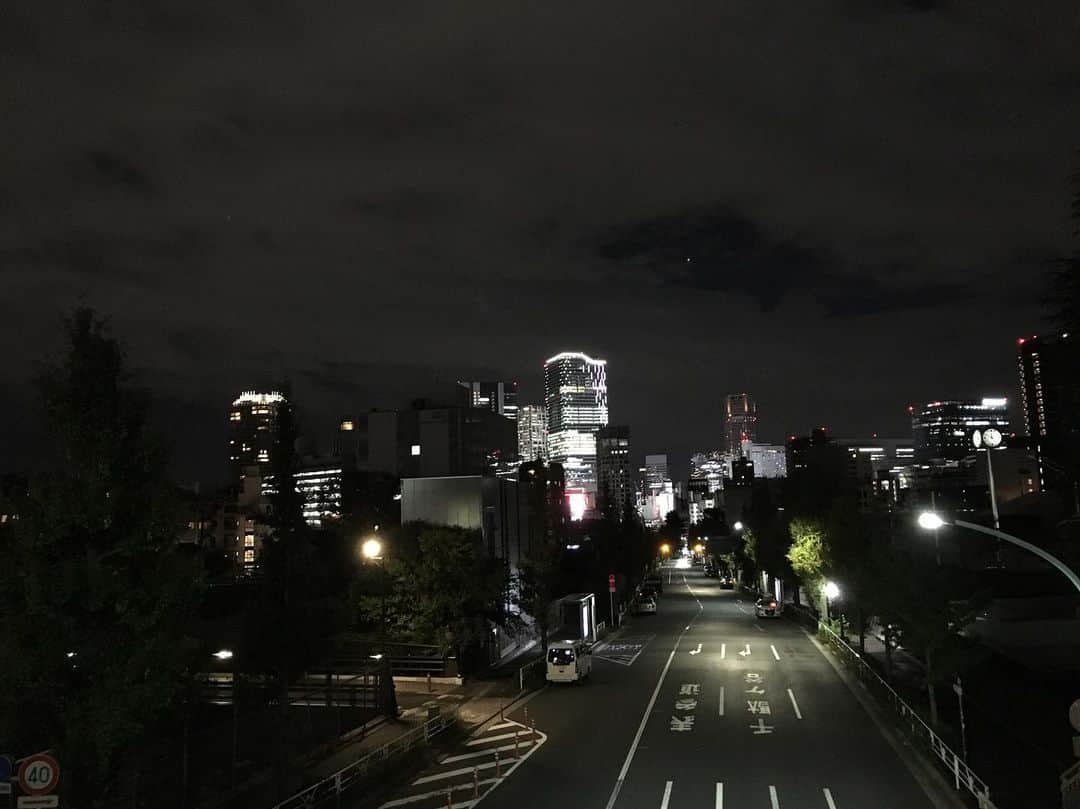 のインスタグラム：「. 帰り道、 #夜空ノムコウ に光り輝く #渋谷スカイ 。 Shibuya's new tower is shining. #loopwheeler #ループウィラー #shibuya #渋谷 #harajuku #原宿」