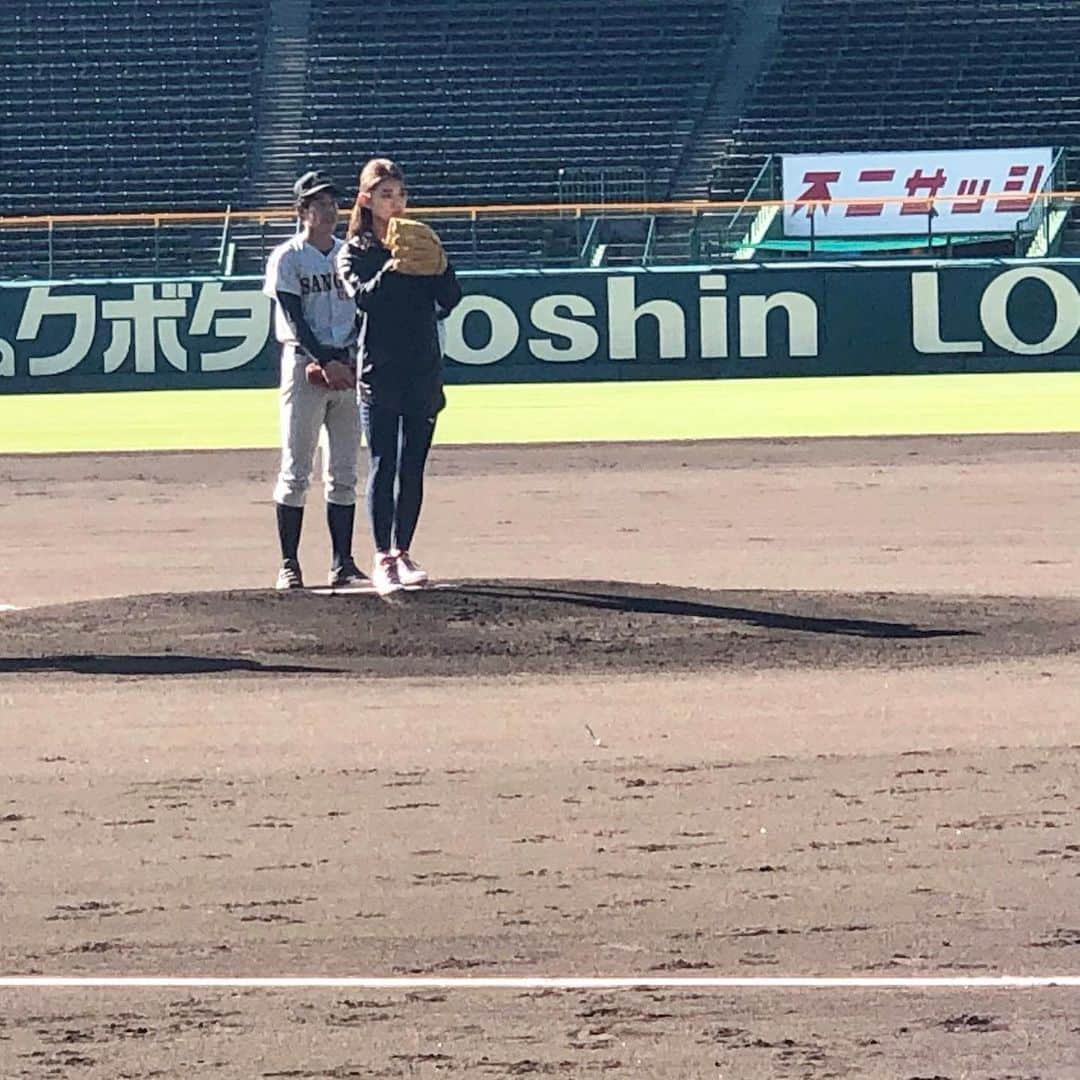 坪井ミサトさんのインスタグラム写真 - (坪井ミサトInstagram)「. . 「第36回西日本大学軟式野球選手権大会」 始球式ありがとうございました🙇‍♀️ . 初めての甲子園球場でのマウンドは、 風も空気も雰囲気もすごく 気持ち良く最高でした！！ この素敵な機会をくださった方々に 感謝の気持ちでいっぱいです😭 . トクサン、パチさんにも 久々にお会いできてテンション上がりました🕺✨ . 初めて生で観戦した大学軟式野球⚾️ すごくレベルが高くて とても見応えがありました！！ 大学軟式野球をこれからも応援しています💪🏻 . 声をかけてくださった方、 応援してくださった方、 ありがとうございました。 また甲子園球場で投げられますように💪🏻⚾️ . . #西日本大学軟式野球選手権大会  #大学軟式野球  #甲子園球場 #甲子園 #始球式 #トクサンtv #久々にお会いできた #野球 #野球女子 #fitness #fitnessgirl #run #running #小野監督 #誕生日 #おめでとうございます」11月13日 0時01分 - misato1030