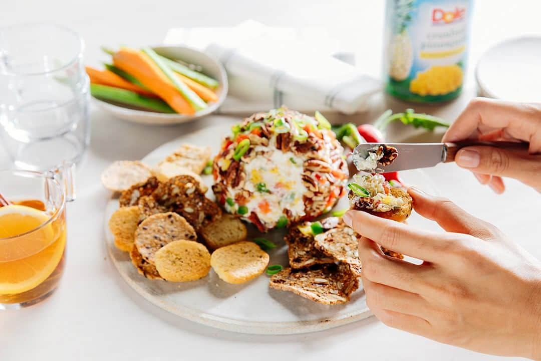 Dole Packaged Foods（ドール）のインスタグラム：「Pineapple Cheese Ball is the perfect appetizer for your #Friendsgiving!  It’s sure to be a hit at any family or friends gathering! 😍」