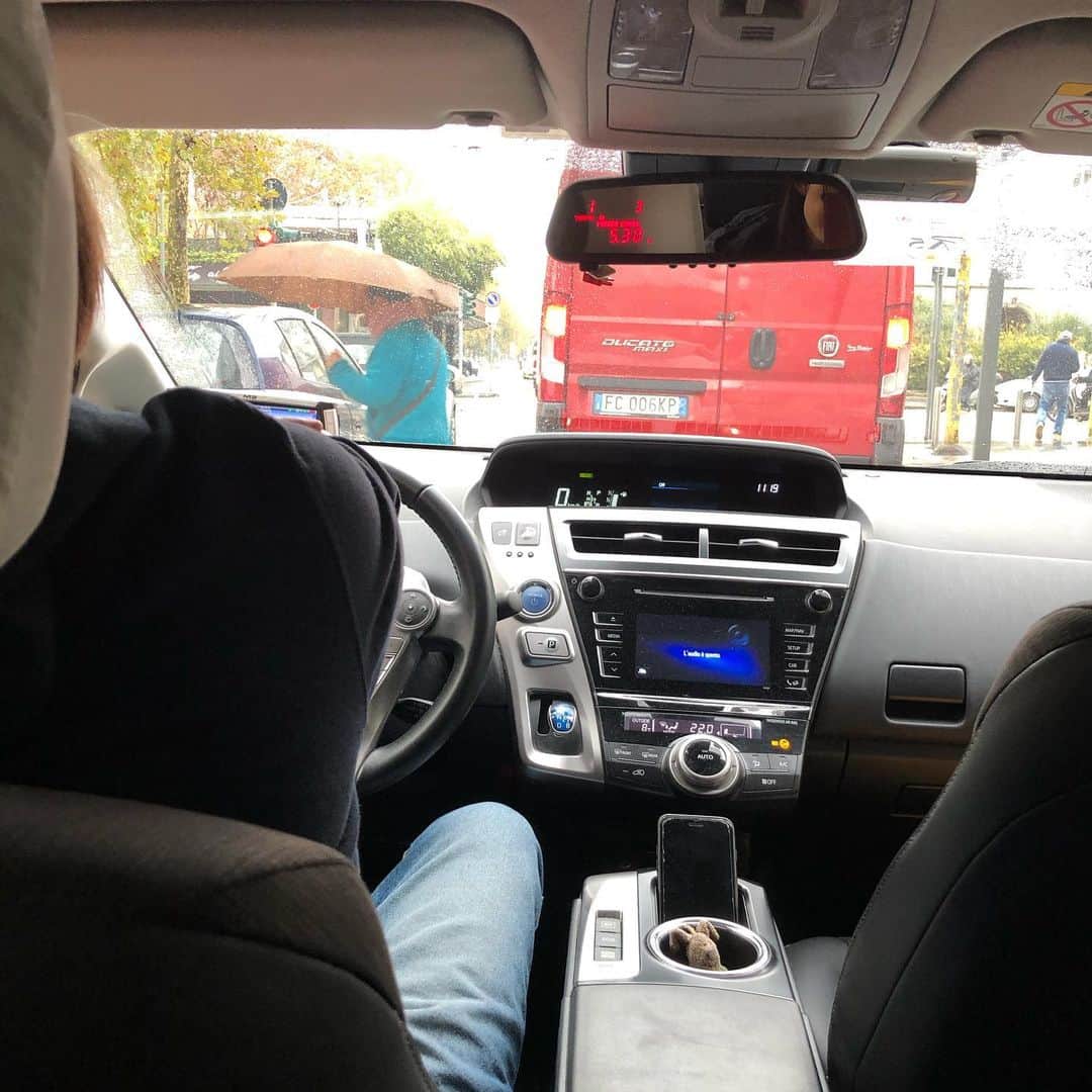 中岡由佳さんのインスタグラム写真 - (中岡由佳Instagram)「スターバックスリザーブロースタリーミラノ。ドゥオーモ近くの最高の立地にあります。カプチーノとフラットホワイトを飲んで一息つき、地下鉄とタクシーでイータリーへ。タクシー料金がバックミラーに表示されるに驚き、センスの良さを感じました。本場イタリアのイータリーで食材を見て買い物。エコバックも購入。 #starbucksreserveroasterymilano #eataly #Milan」11月13日 0時11分 - yuka_nakaoka