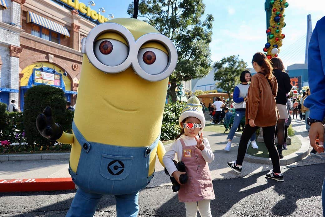 村田千弥さんのインスタグラム写真 - (村田千弥Instagram)「週末は家族で #universalstudiosjapan 🏰💕 パークイン早々 #ミニオングリーティング に行ってわざわざ有料で写真撮ったけど、その後、パーク内で普通にミニオンに遭遇&写真撮れちゃった😂  ほんとは身長91cmだけど、靴を履いて92cmの壁をクリアしたので#usj のアトラクション本格デビュー👧🏻 #ミニオンハチャメチャアイス では、盛り上げるために努めてきゃーきゃー言っていたのに、娘に真顔で「わーわー言わないよ。」って注意されました。 なぜ。  #singontour は、たまたま2段目エリアの最前列に座ったら、目の前の通路まで動物たちが走ってきてくれてタッチできてラッキー🦍✨(ステージ最前列じゃない限り、ここがベストポジションだと思います！娘よりわたしのテンションが上がりまくり！) ちなみに、娘が一番テンション上がってたのは、帰りに買ってもらった3000円近くする光る自動シャボン玉製造機でした。」11月13日 0時24分 - chr.0429