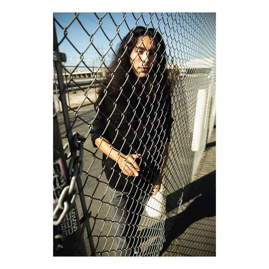エゼキエルのインスタグラム：「On the other side of things 🔗 . . .  #Fashion #OOTD #Style #StreetStyle #MensFashion #LookBook #StyleInspo #OutfitOfTheDay #DailyLook #InstaOOTD #OutfitPost #OutfitGoals #OutfitOfTheDay #TodaysOutfit #OOTDShare #InMyCloset #LookOfTheDay #OutfitIdeas4You #OutfitLook #MensStyle #MenWithStyle #Menswear #GuyFashion #StyleForGuys #OOTDMenStyle #MensStylePage #MenOOTD #BestOfMenStyle」