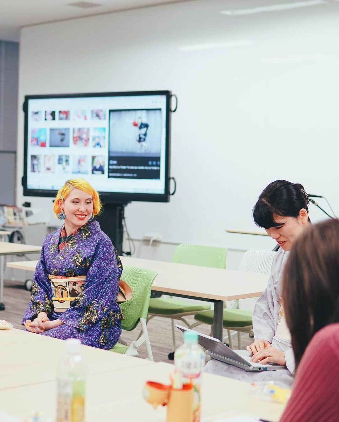 Anji SALZさんのインスタグラム写真 - (Anji SALZInstagram)「Did you already read my blog post about my meeting with Ms. Yoshida who is a professor and did several researches on kimono economics? I was invited as a guest speaker at the Osaka campus of the Ritsumeikan University 👩🏻‍🎓 Wrote down something I learned from the talk with sensei and hearing the thoughts of the students 🥰❤️ 💫salz-tokyo.com💫 ブログ読みましたか？ この間は立命館大学の大阪キャンパスにお邪魔しました☺️💖 吉田満梨先生にゲストスピーカーとして誘って頂き、とても感動しました。 私も色々勉強になりました！🙋🏻‍♀️❤️」11月13日 0時36分 - salztokyo