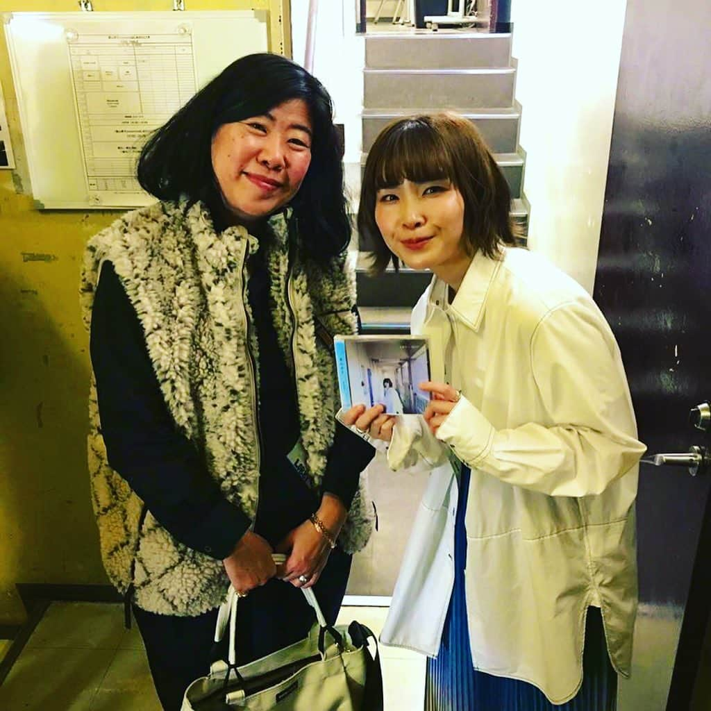 蒼山幸子さんのインスタグラム写真 - (蒼山幸子Instagram)「ゆうとさやこが、 見に来てくれていました😍 らぶ。 照明さんも音響さんも 実はねごとの ラストツアーのチームと 同じ方達だったので みんなであえて嬉しかった😌🌹 そしてわたしの神さま、 ばななさんが来てくださいました。 大好きな大好きな。 ばななさん❣️」11月13日 0時43分 - sachiko_aoyama