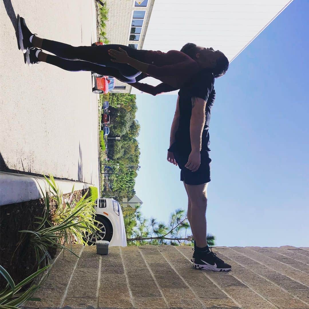 ヴァネッサ・ジェームスのインスタグラム：「I've got your back! 😉」