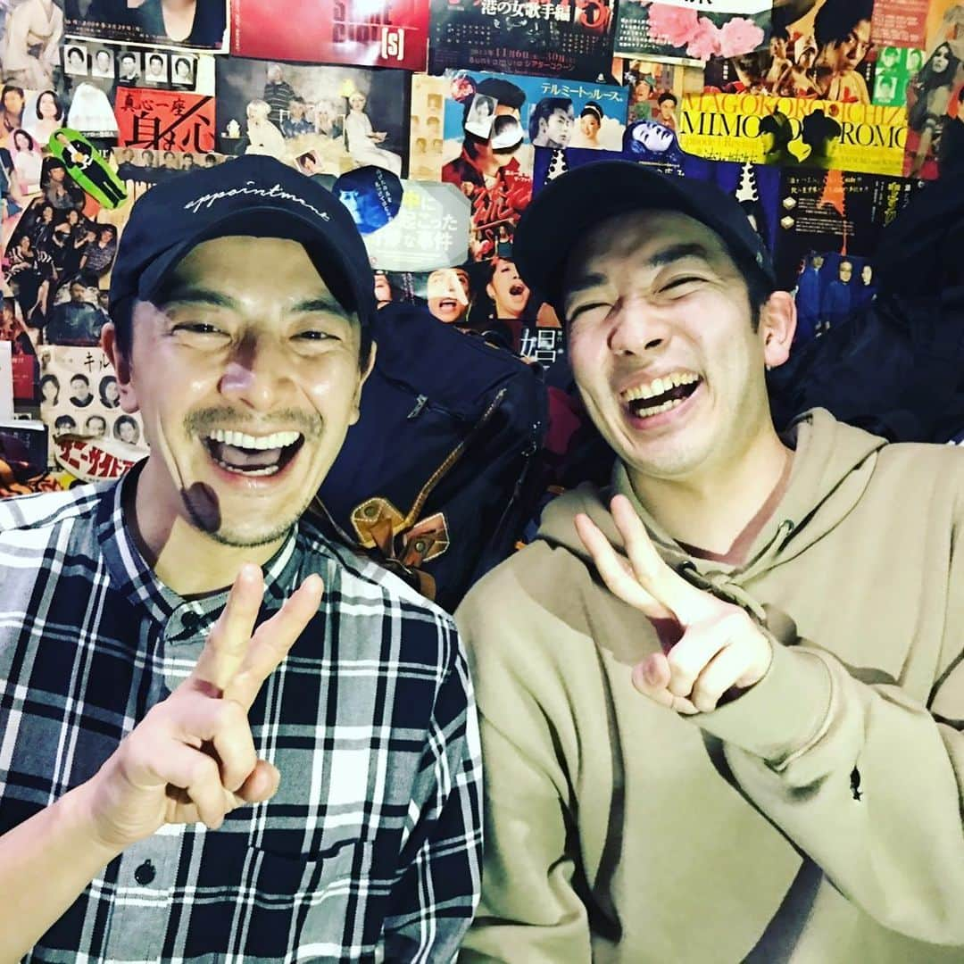 内田滋さんのインスタグラム写真 - (内田滋Instagram)「昨日は「終わりのない」を観て、村岡希美さん、清水葉月ちゃん、奈緒ちゃんの女優3人組と飲んでたんです。奈緒ちゃんは初めましてだったけど『あなたの番です』でファンになってたので、ご一緒出来て嬉しかった。 そして芝居内容も量子学という、ドストライクで、わかるわかる！と観て、幸せな感じで飲んでて。  と思ってたら、阿佐ヶ谷スパイダーズの劇団員の大久保祥太郎くんが来るとなって、挨拶したのね。 「実は僕、昼ドラ『安宅家の人々』のシゲさんの役の幼少期をやってるんです、、、」と衝撃の一言。  新旧の宗一郎さんです^_^  #終わりのない #パブリックシアター #昼ドラ #安宅家の人々 #村岡希美 #清水葉月 #奈緒 #内田滋 #大久保祥太郎 #阿佐ヶ谷スパイダーズ」11月13日 0時51分 - shige_uchida