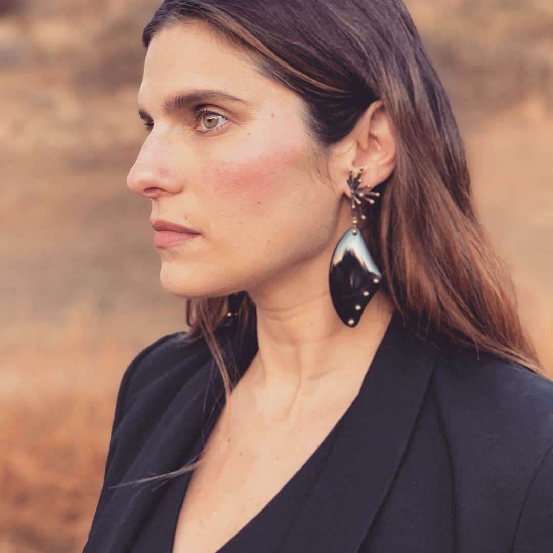 レイク・ベルのインスタグラム：「Clean lines for #veryralph premiere.  Make up @debraschrey hair @saratess  Styled by @zoeheller_ @ralphlauren jewelry @lisaeisnerjewelry」