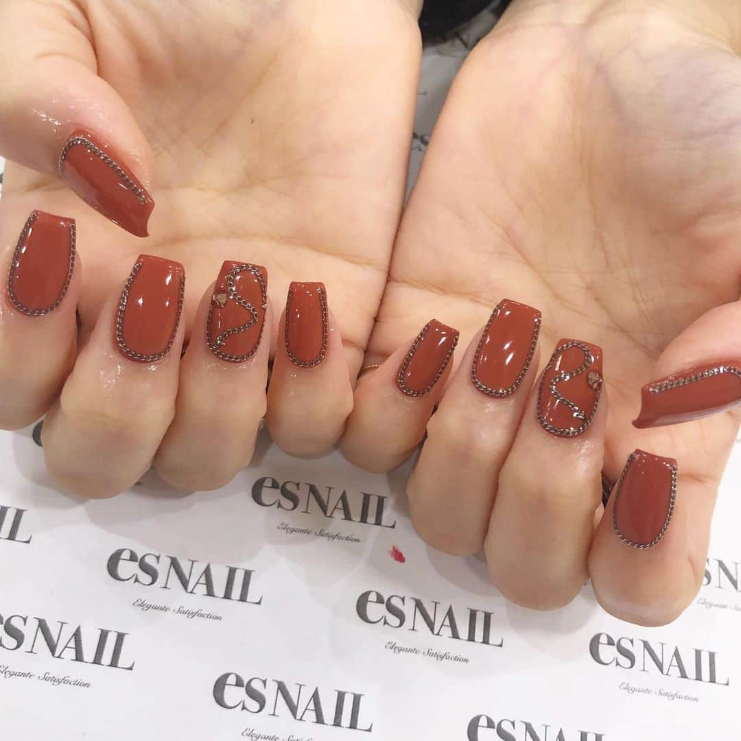 esNAILさんのインスタグラム写真 - (esNAILInstagram)「. チェーンかこみ⛓⛓🔗🔗 . . .  #nail#nails#nailart#naildesign#esnail#esnail_shibuya#gelnail#ネイル#エスネイル#ジェルネイル#esネイル#ネイルデザイン#美甲#tokyo#shibuya#newnail#渋谷店#新宿店#吉祥寺店#大宮店#名古屋店#大阪店#福岡店 @esnail_la」11月13日 1時13分 - esnail_japan