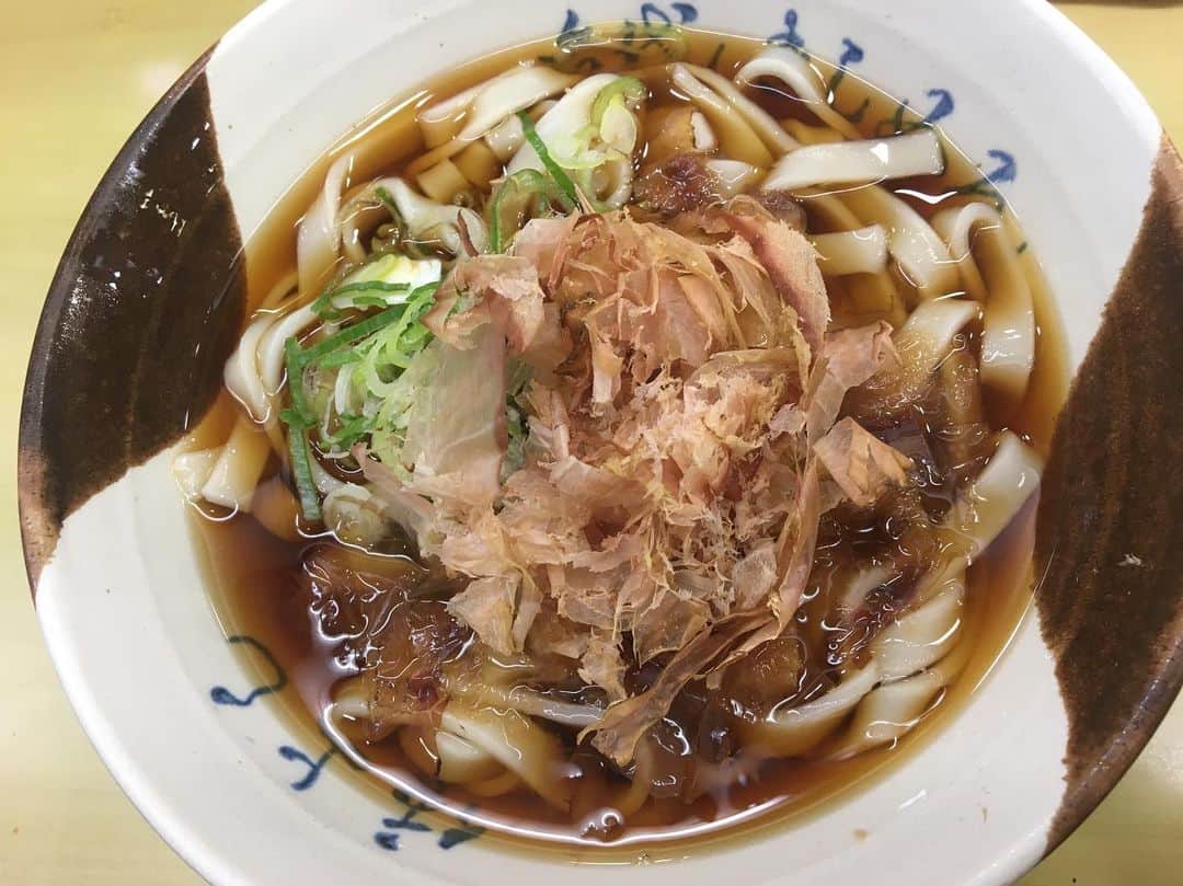 南端まいなのインスタグラム：「こんな時間に飯テロ失礼します。 名古屋から帰る時新幹線のホームで立ち食いきしめんしました✌️ 本当美味しかった… 大阪&名古屋、麺類食べてたな〜🤤」