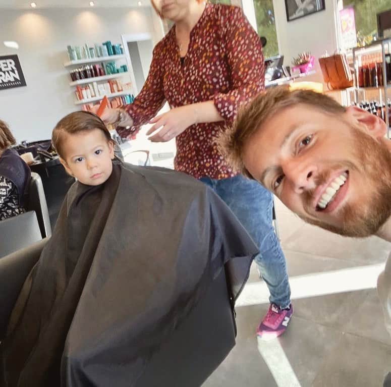 ノルベルト・ムラーラ・ネトのインスタグラム：「Dia de salão com o daddy! ❤️ #mylove」