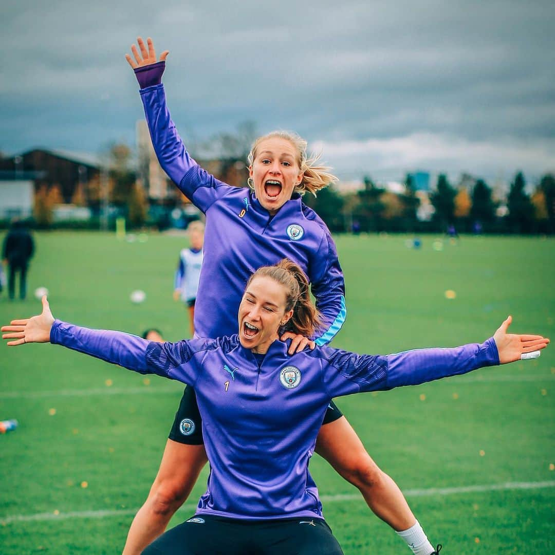 マンチェスター・シティFCさんのインスタグラム写真 - (マンチェスター・シティFCInstagram)「This is how pumped for #womensfootballweekend we are!! . #mancity」11月13日 1時08分 - mancity