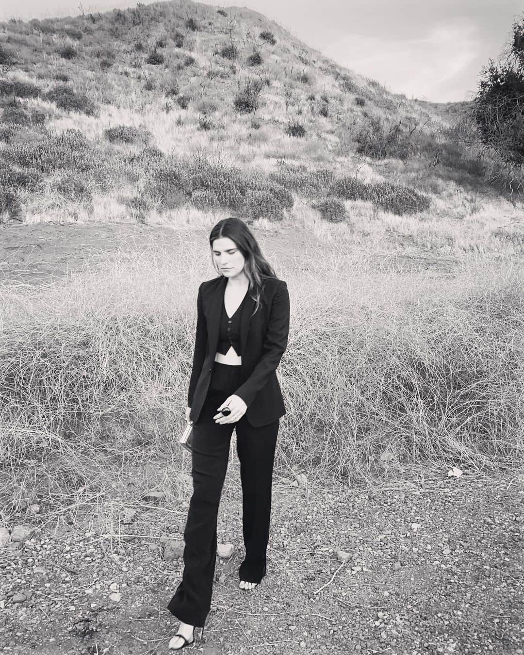 レイク・ベルのインスタグラム：「Walking through the brush. Mad casual.  Styled by @zoeheller_ @ralphlauren」