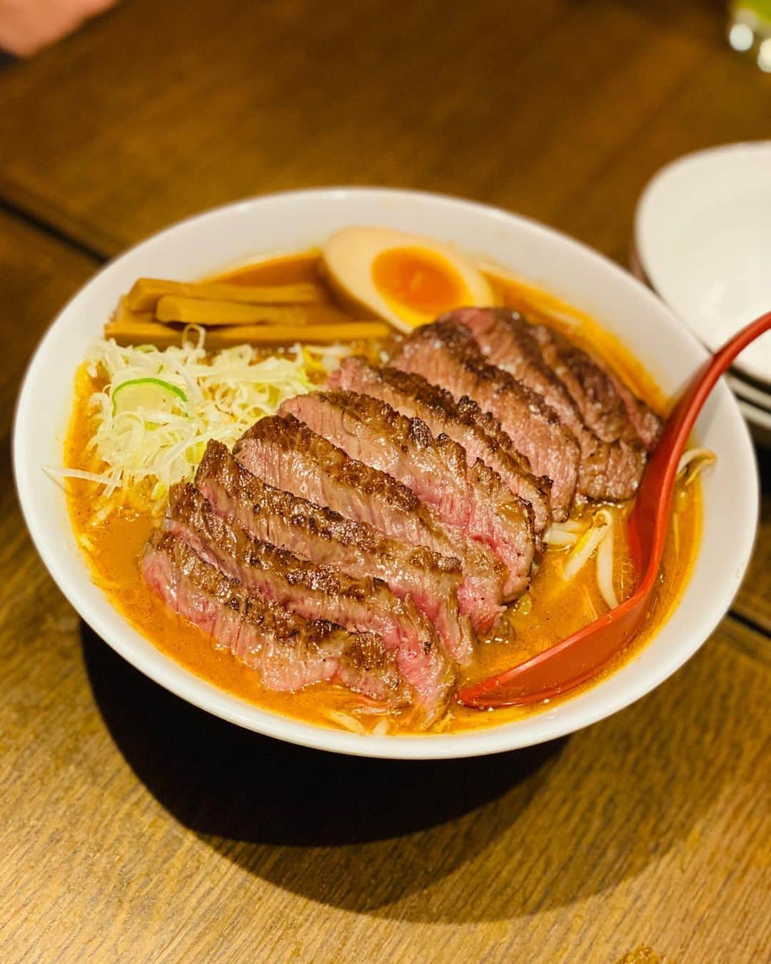 秋山具義さんのインスタグラム写真 - (秋山具義Instagram)「『ももまる』のステーキラーメン、めちゃ旨ーい！﻿ ﻿ #ももまる #ももまる渋谷 #具義ラーメン2019」11月13日 1時13分 - gugitter